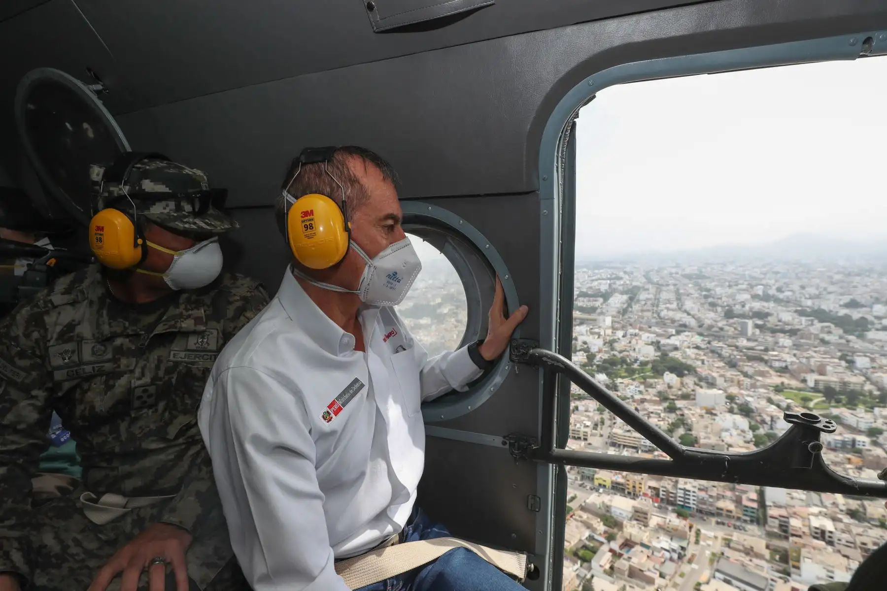 Ministro de Defensa, Walter Martos sobrevoló Lima para verificar el cumplimiento del Estado de Emergencia.  Foto: ANDINA/MINDEF