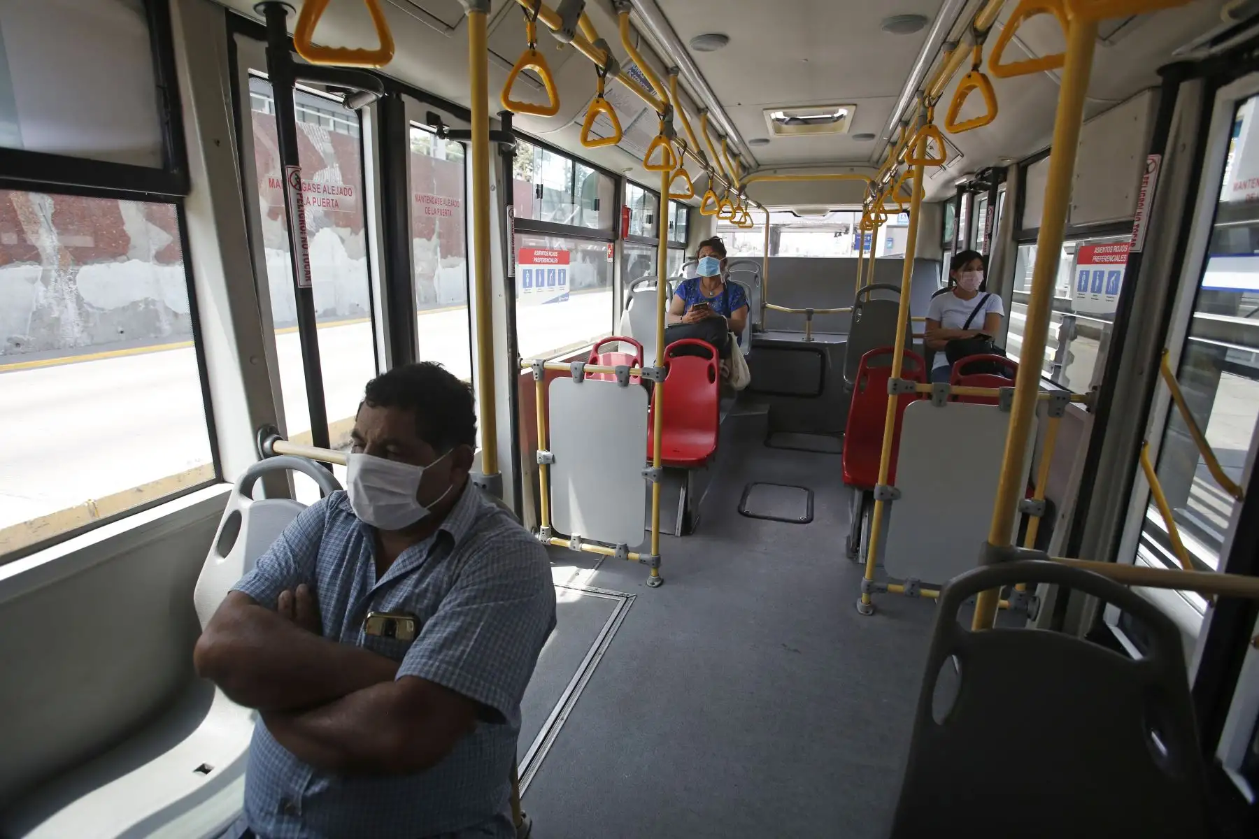 Pasajeros del Metropolitano optan por sentarse guardado su distancia. Foto: ANDINA/Renato Pajuelo