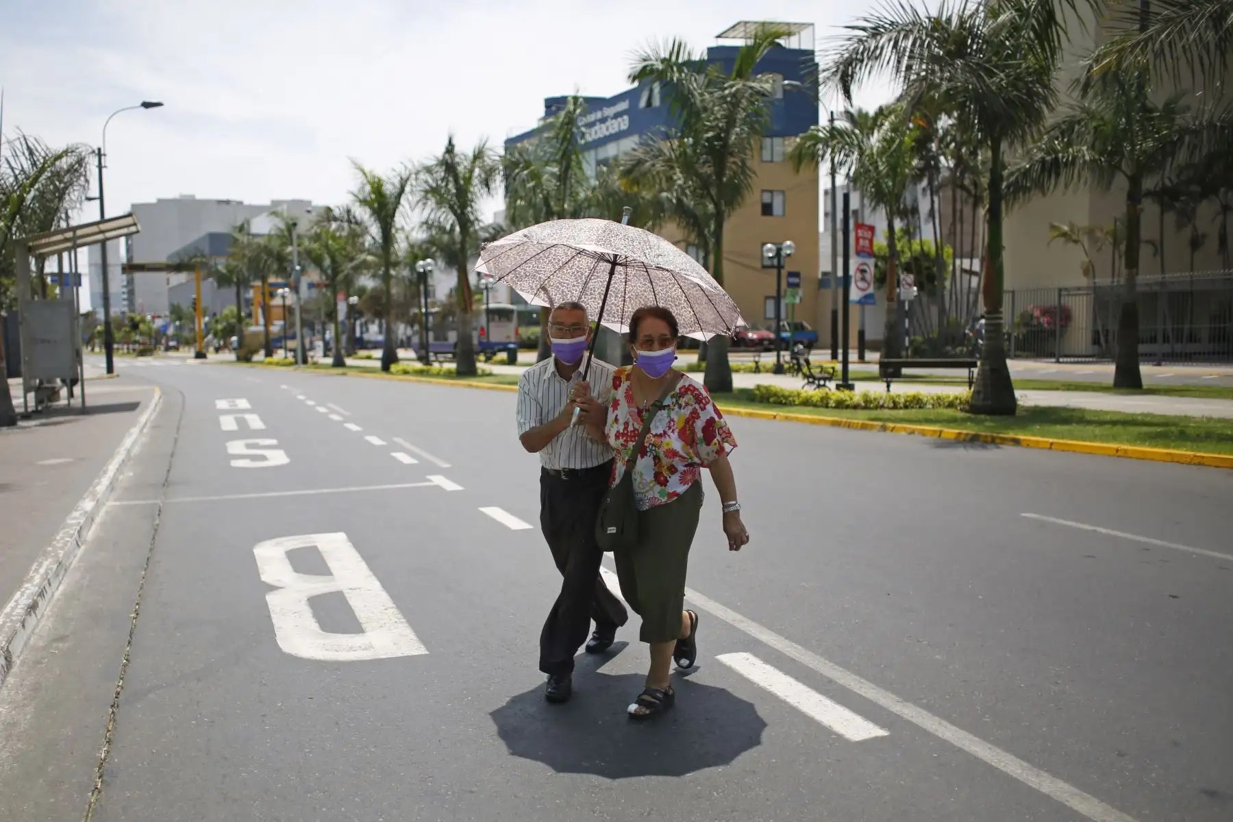 Una pareja de esposos camina por Av. Arequipa, a la altura del Ovalo de Miraflores. Foto: ANDINA/Renato Pajuelo