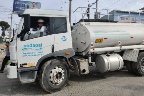 Cisternas de Sedapal llevarán agua a Lima Sur durante emergencia nacional.