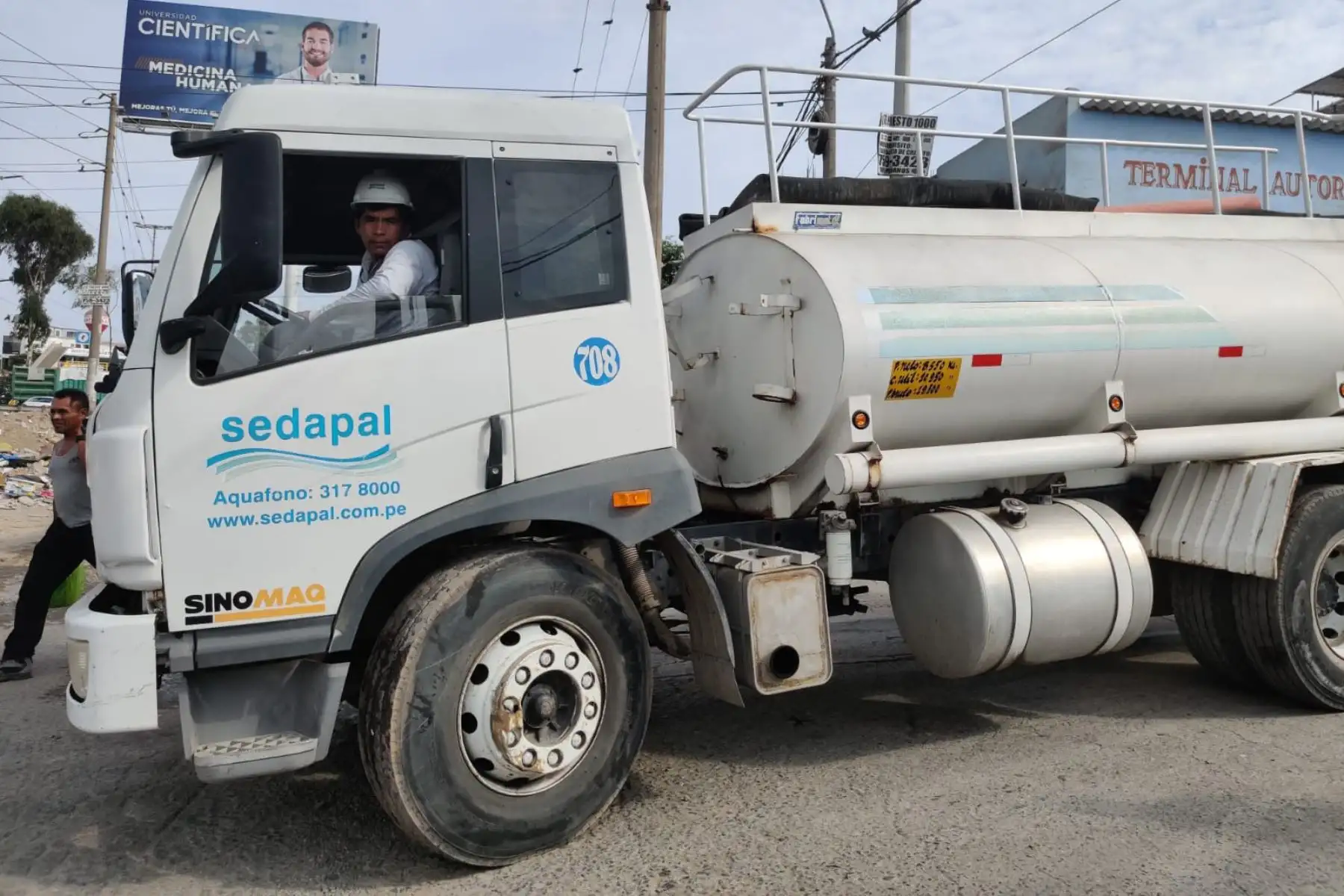 Cisternas de Sedapal llevarán agua a Lima Sur durante emergencia nacional.