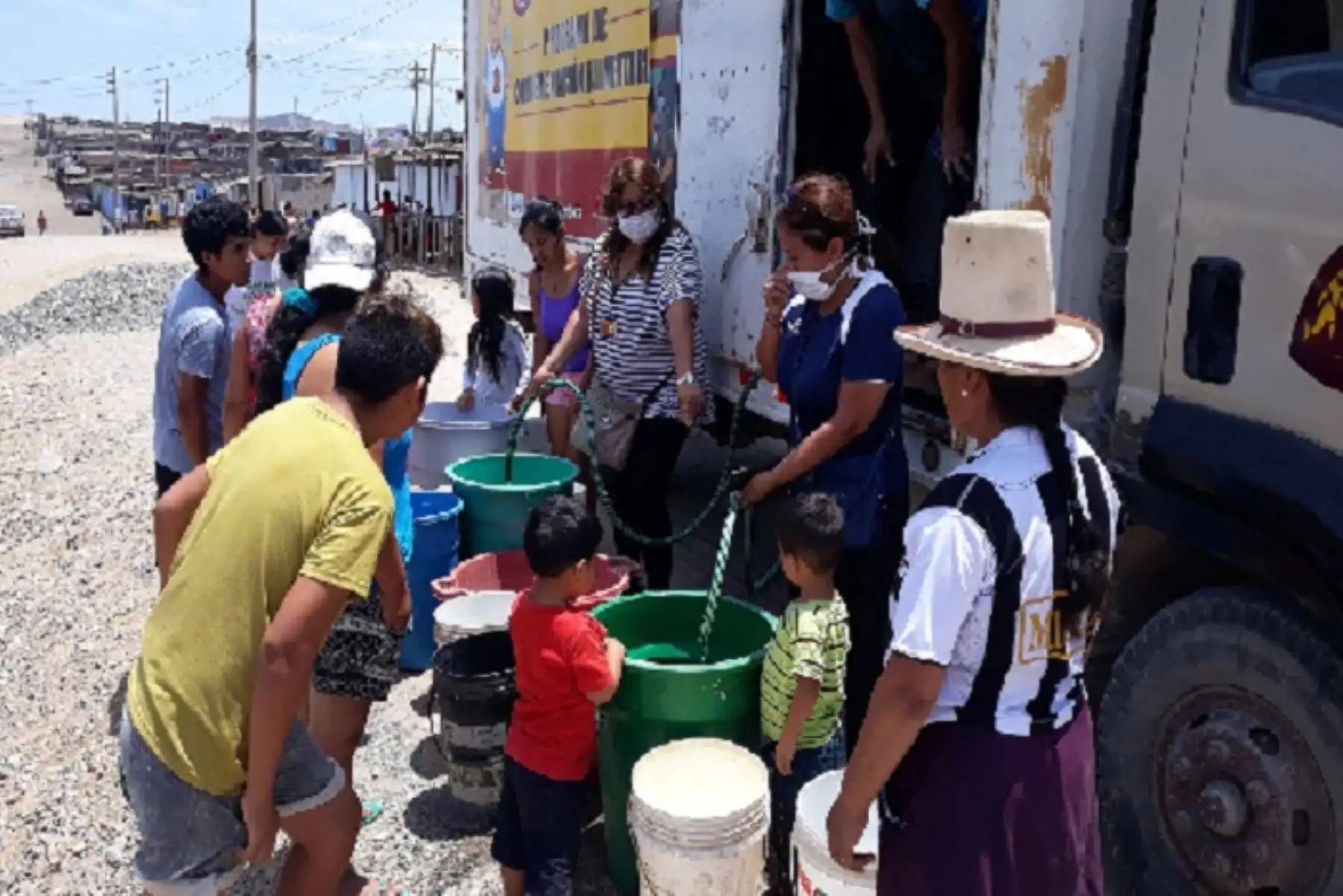 Provistos de tapabocas y demás implementos, funcionarios municipales llegaron a los pueblos Mi Paraíso, Jesús de Nazaret, Balcón de Chimbote, entre otros.