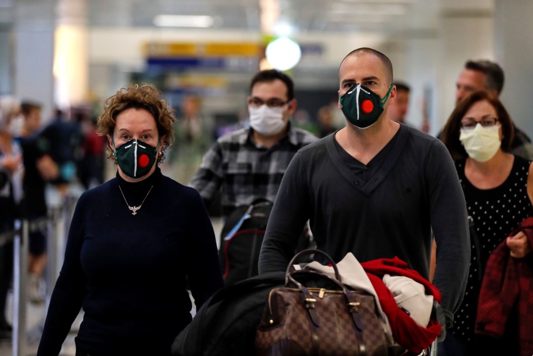 Ambiente en el aeropuerto de la ciudad brasileña de Sao Paulo, donde hoy se reportó el primer fallecido por coronavirus. Foto: EFE