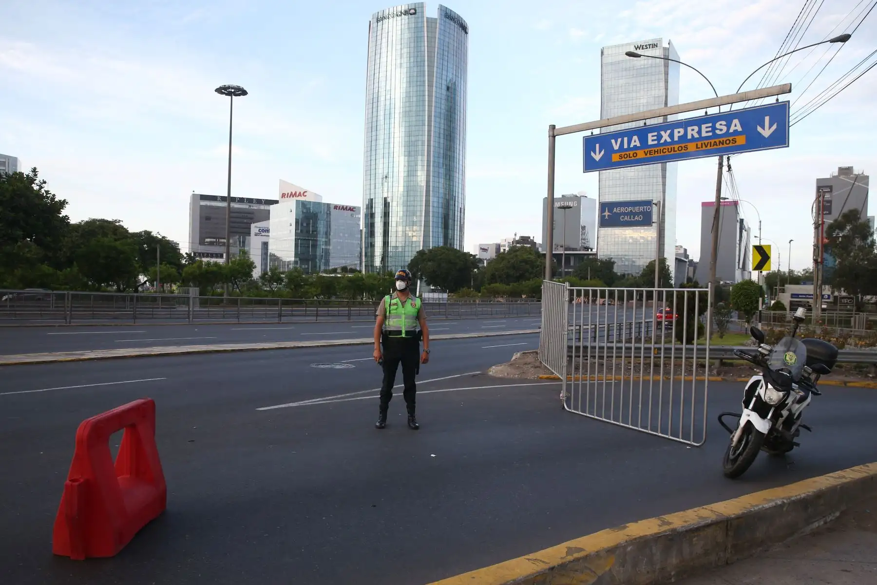 Medidas de seguridad en tercer día de emergencia sanitaria. Vía expresa. Foto: ANDINA/Vidal Tarqui