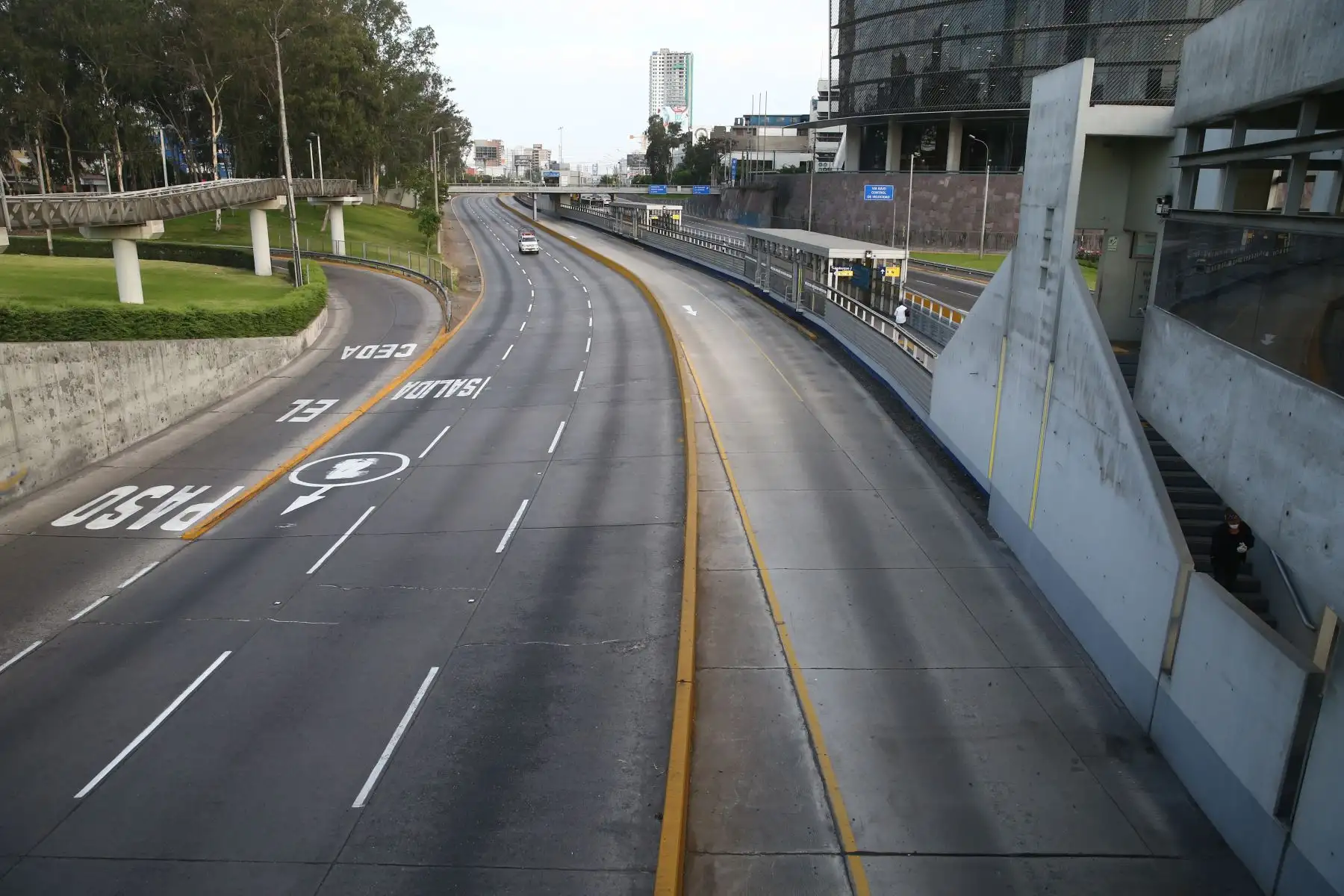 Medidas de seguridad en tercer día de emergencia sanitaria. Avenida Canada y vía expresa. Foto: ANDINA/Vidal Tarqui