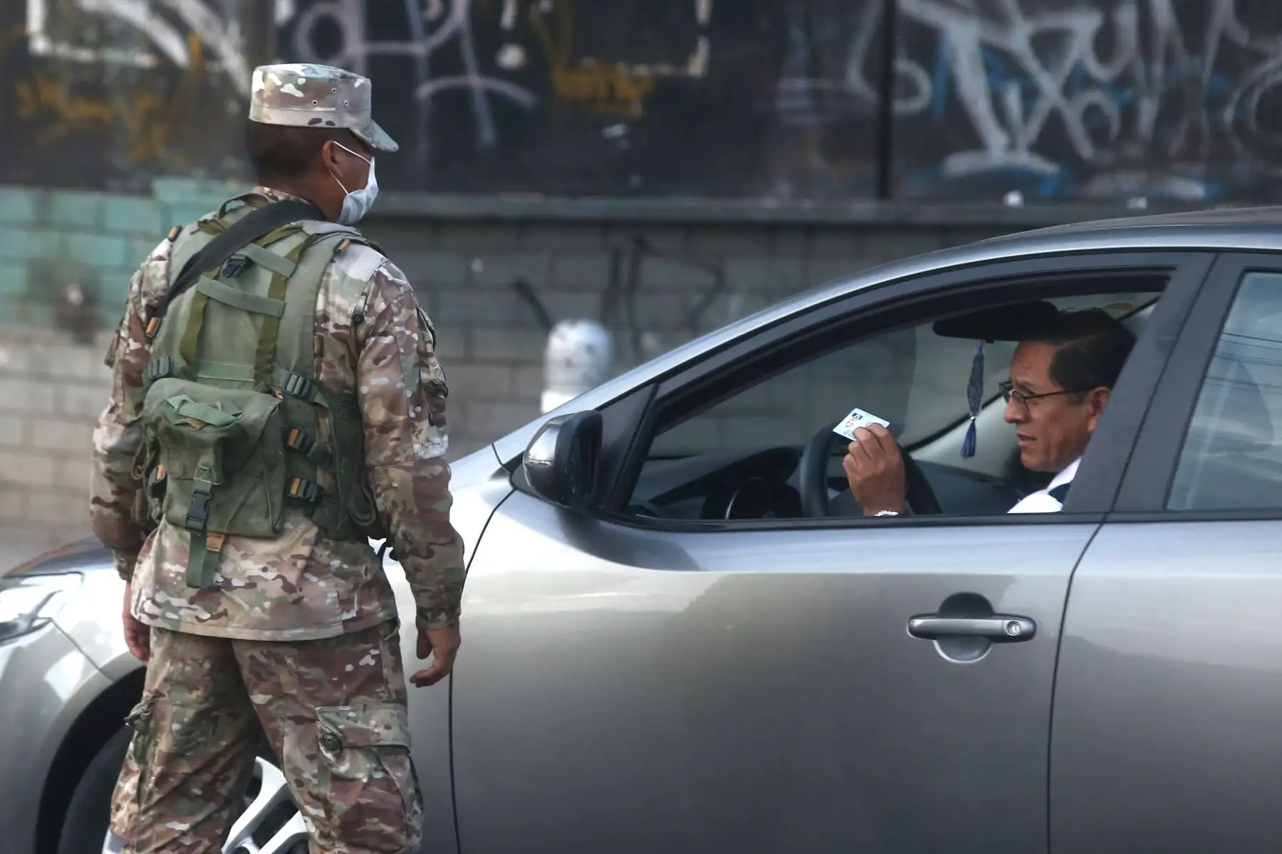 Medidas de seguridad en tercer día de emergencia sanitaria. Avenida Canada y vía expresa. Foto: ANDINA/Vidal Tarqui