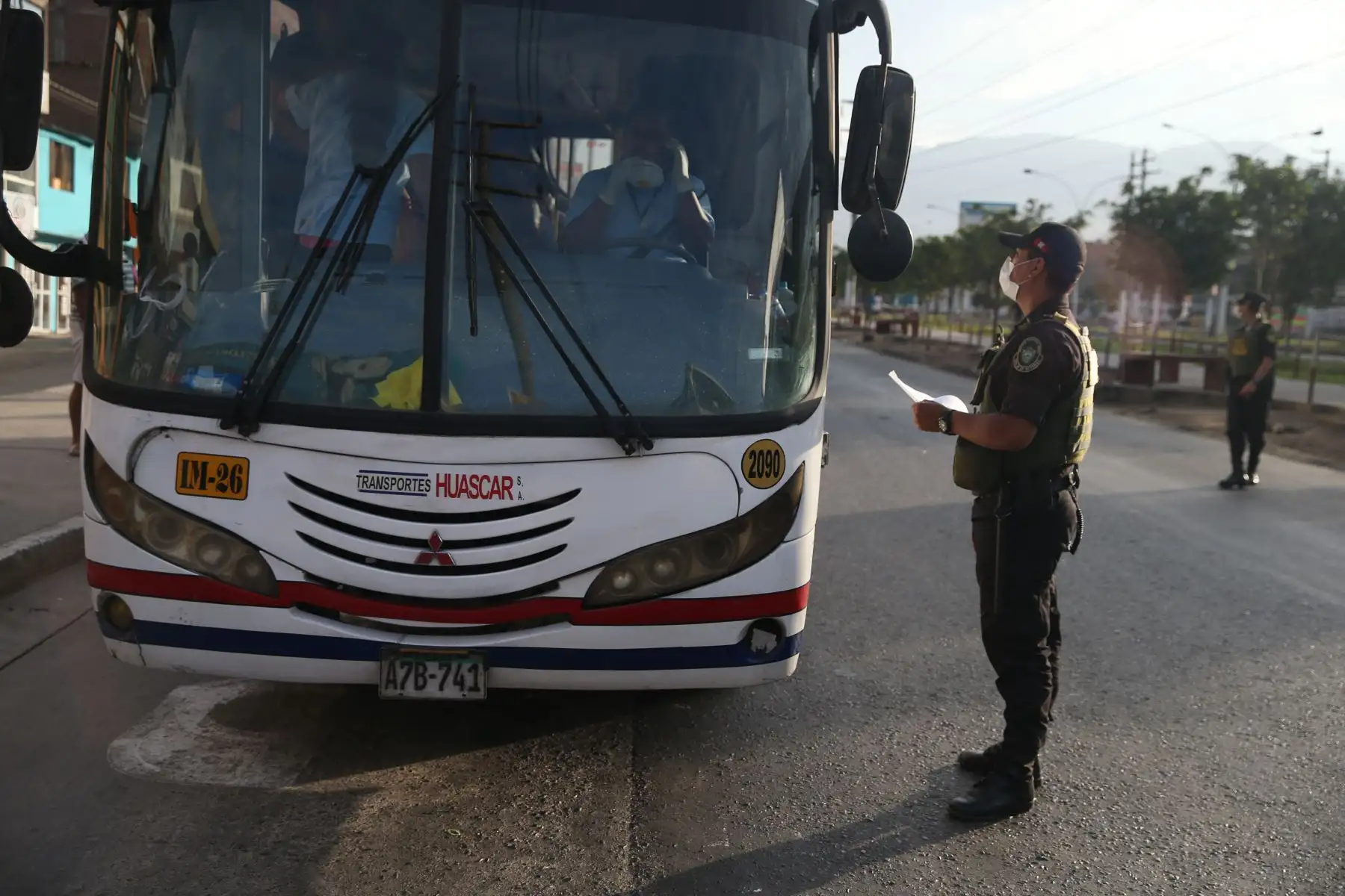 La Policía Nacional del Perú inspecciona a los vehículos de transporte público en el distrito de San Juan de Lurigancho. Foto: ANDINA/Jhonel Rodríguez Robles