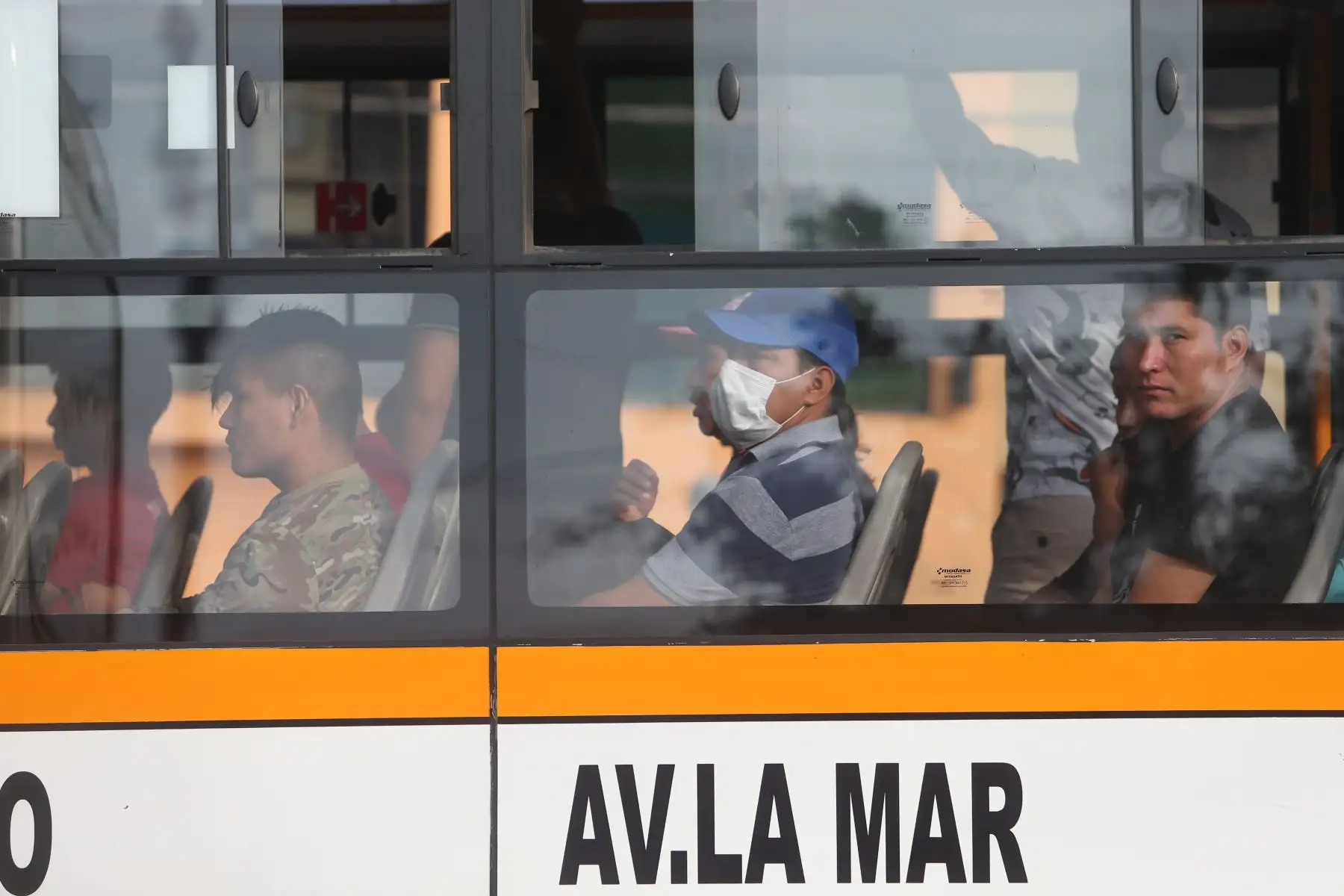 Algunos pasajeros utilizan mascarillas en el interior de los buses. Foto: ANDINA/Jhonel Rodríguez Robles