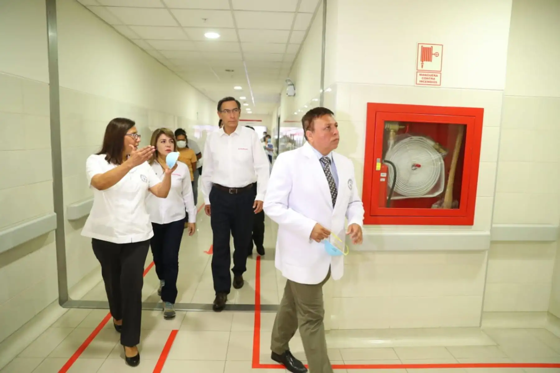 El presidente Martín Vizcarra, realiza una visita inopinada al Centro de contención hospitalaria para coronavirus de Lima Metropolitana. Foto: ANDINA/ Prensa Presidencia
