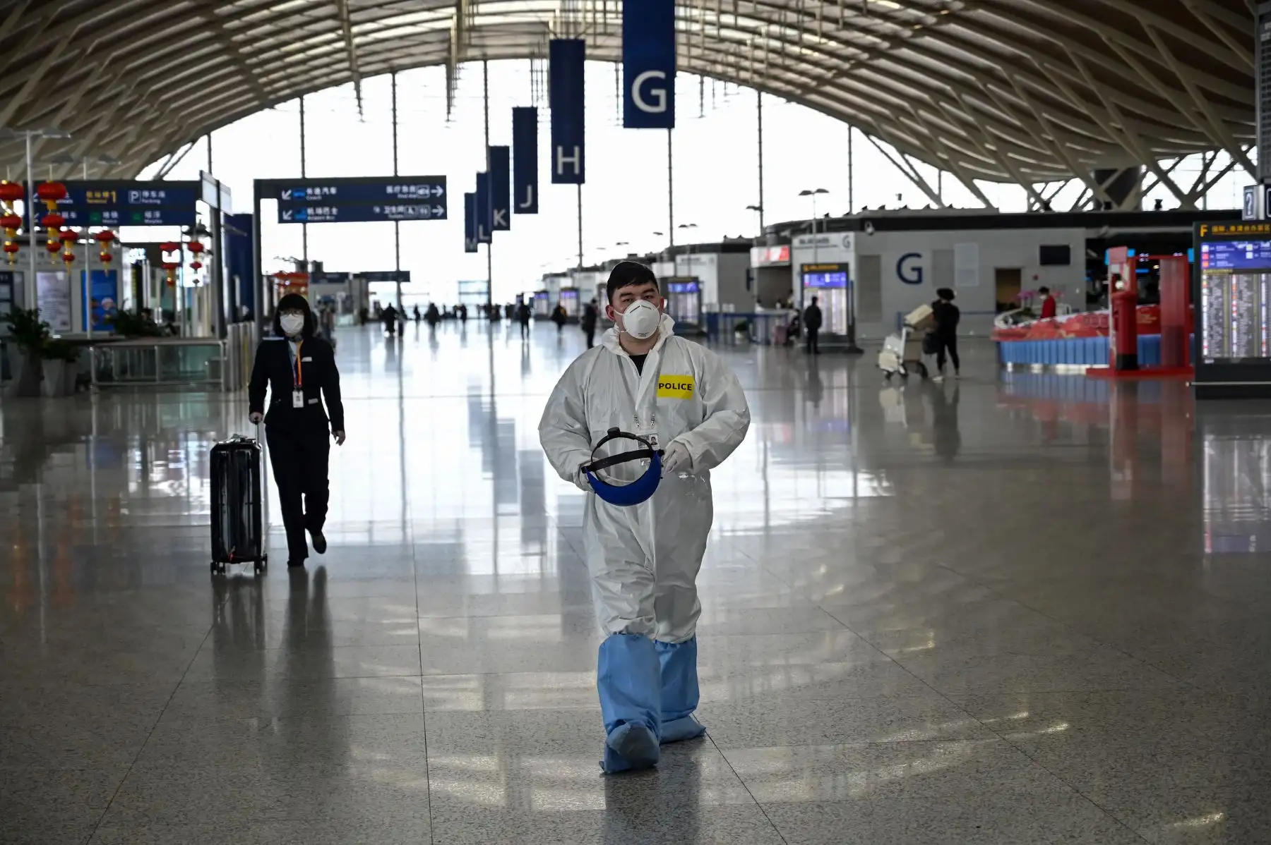 Un policía con equipo de protección, en medio de preocupaciones por el coronavirus COVID-19, de desplaza por el Aeropuerto Internacional Pudong de Shanghai en China. Foto: AFP