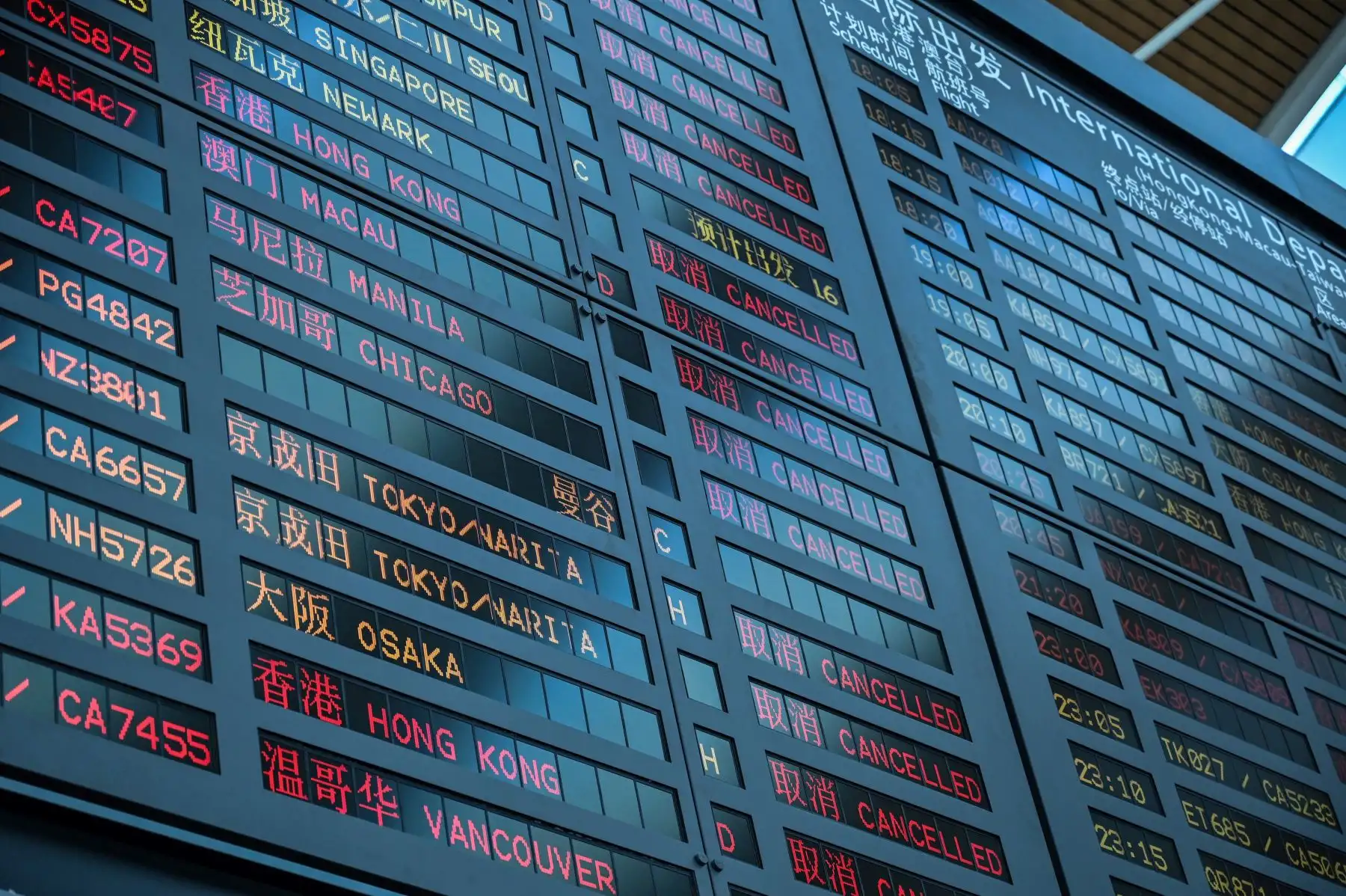 Una vista general muestra la información del vuelo en una pantalla en el Aeropuerto Internacional de Shanghai Pudong en Shanghai, China. Foto: AFP