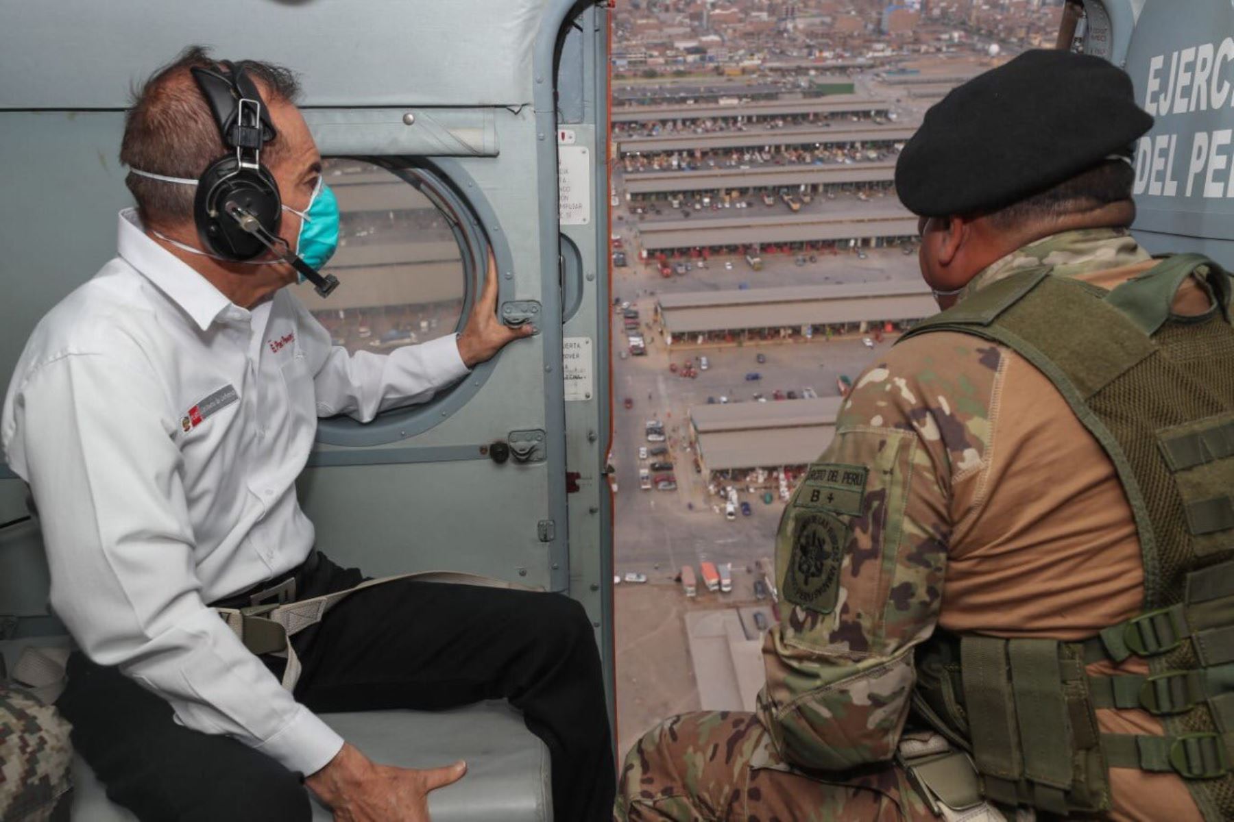 Ministro de Defensa, Walter Martos, realizó sobrevuelo de inspección en Lima.