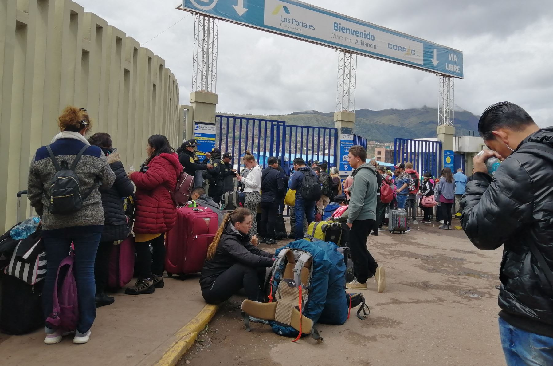 En las próximas horas serán trasladados a Lima los turistas extranjeros que se encuentran varados en Cusco debido a la declaratoria que ordena la suspensión de los vuelos para evitar la propagación del coronavirus. ANDINA/Percy Hurtado