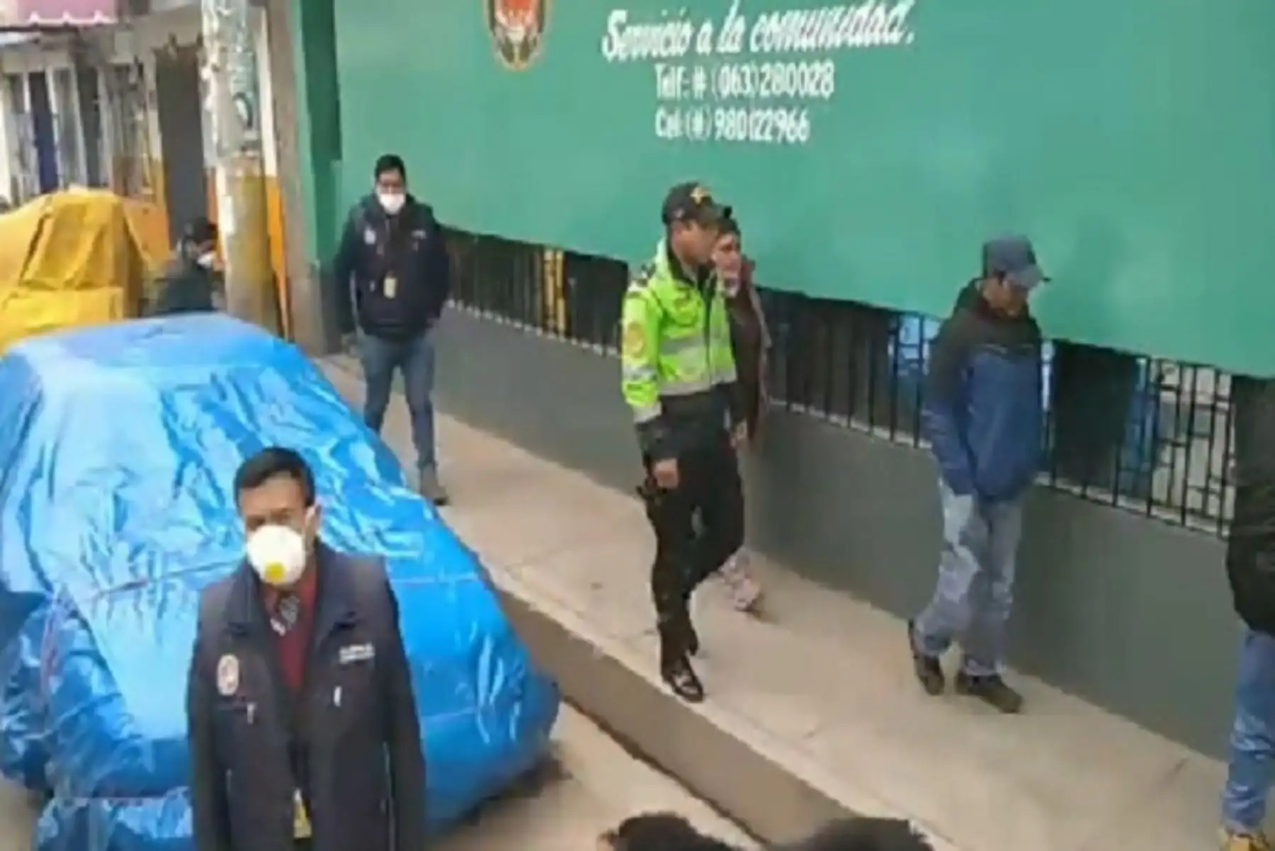 Funcionarios municipales de Pasco, acompañados de serenos y policías, realizaron varios operativos por las diversas arterias de la ciudad pasqueña.