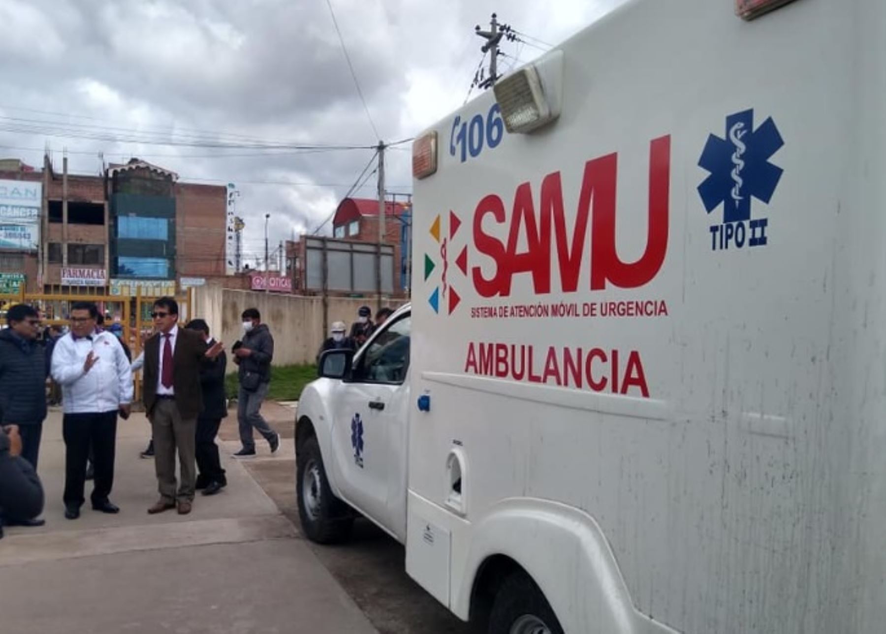 Gobernador regional de Puno, Agustín Luque, y funcionarios de la Diresa Puno entregan ambulancia a la red de salud de la provincia de San Román para fortalecer la prevención del contagio de coronavirus y desplegar la búsqueda activa de casos sospechosos.ANDINA/Difusión
