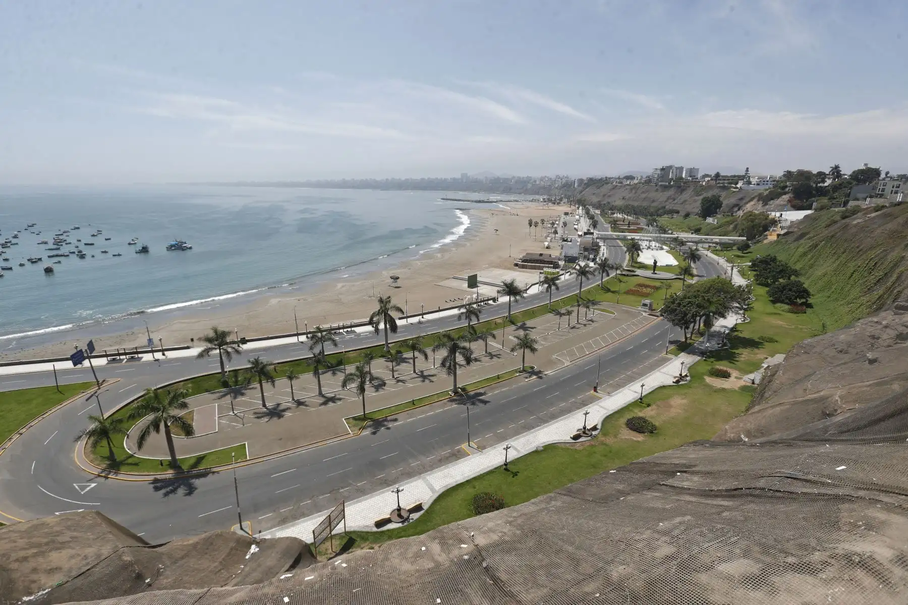Vista panorámica de la Costa Verde a la altura de Chorrillos, al cumplirse tercer día de estado nacional de emergencia tras confirmarse presencia de Coronavirus Covid-19 en Perú. Foto: ANDINA/Renato Pajuelo
