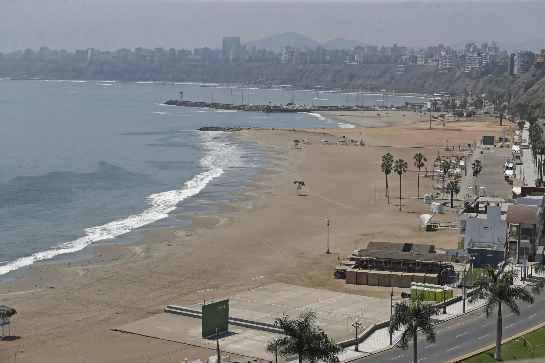 Playa Agua Dulce de Chorrillos luce totalmente vacía al cumplirse el tercer día de estado nacional de emergencia tras confirmarse presencia de Coronavirus Covid-19 en Perú. Foto: ANDINA/Renato Pajuelo
