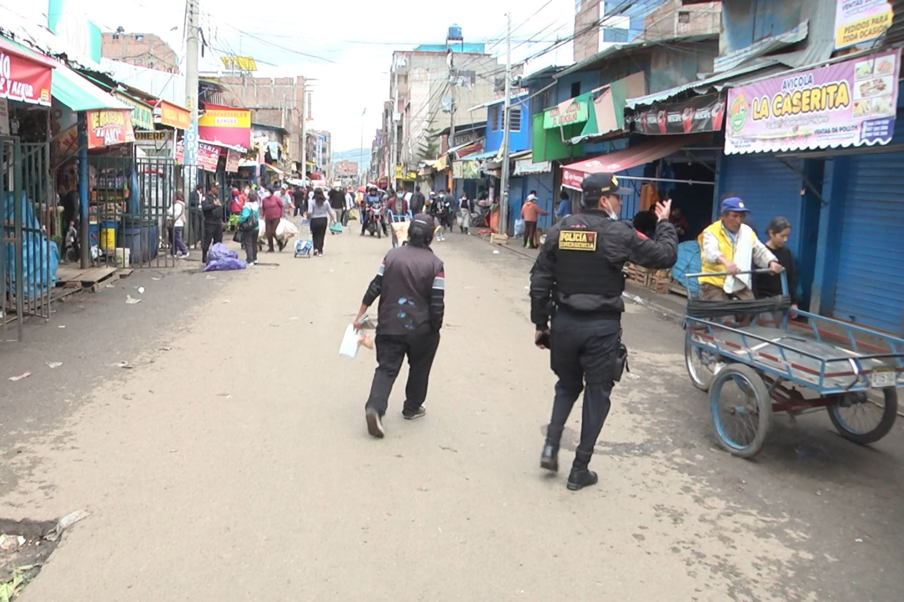 La Policía Nacional y vigilantes municipales supervisan el cumplimiento del horario de atención en los establecimientos comerciales y mercados de Huancayo.