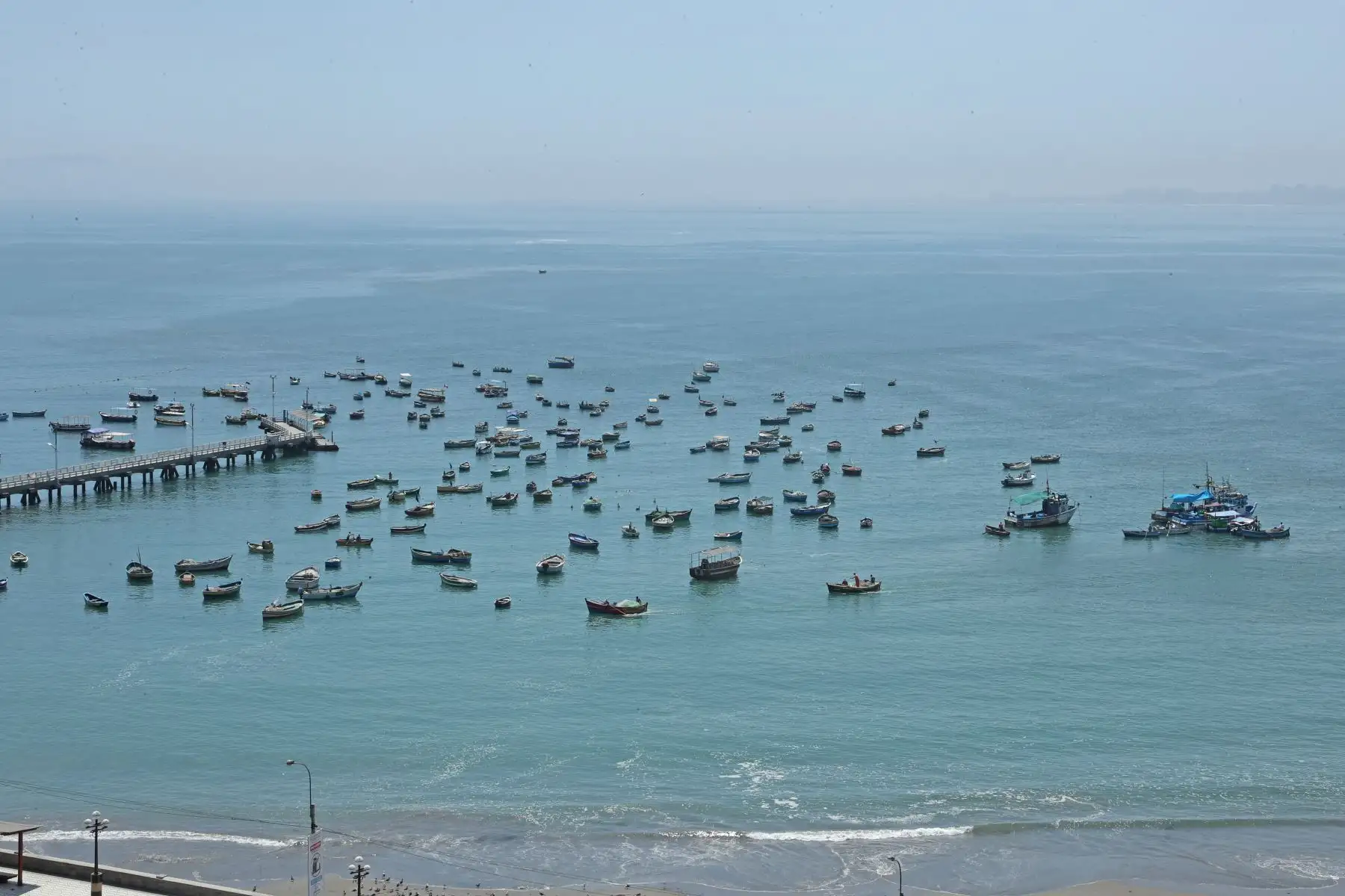 Pescadores realizan su faena al tercer día de estado nacional de emergencia tras confirmarse presencia de Coronavirus Covid-19 en Perú. Foto: ANDINA/Melina Mejía