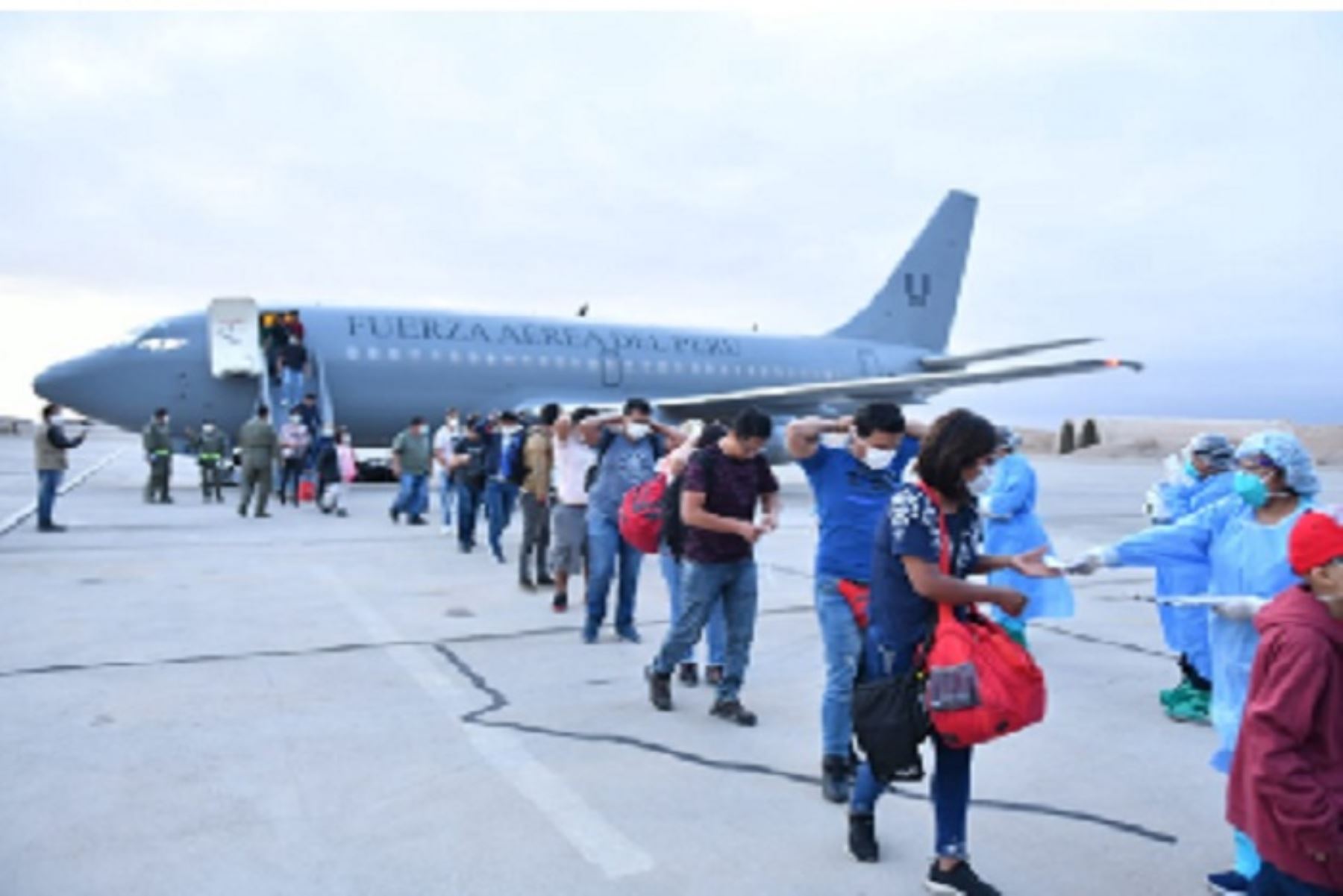 Un avión de la Fuerza Aérea del Perú (FAP) arribó a Arequipa procedente de Lima con 114 pasajeros que quedaron varados en el aeropuerto Jorge Chávez y la misma nave retornó a la capital con gente que no logró viajar por mal tiempo.