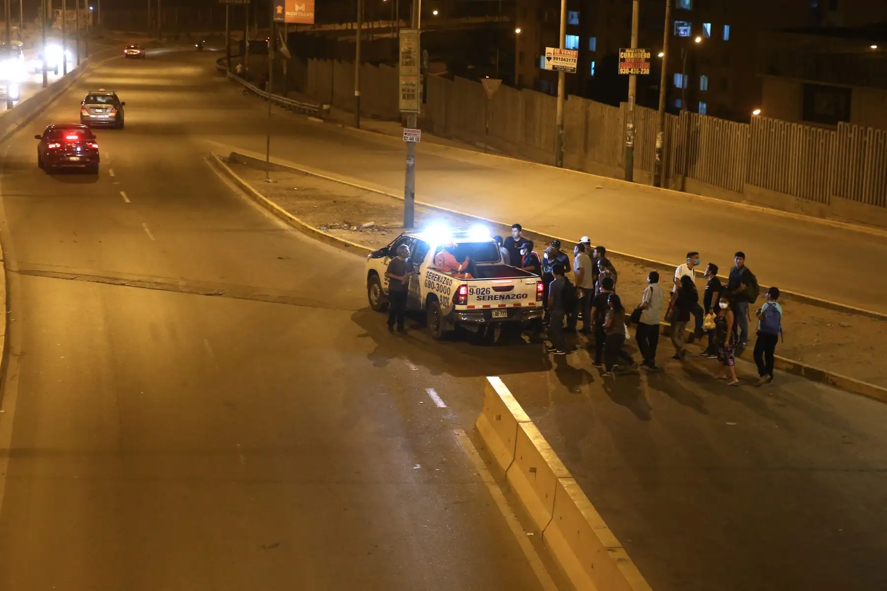 Pobladores de la Panamericana Sur Puente Alipio Ponce. acatan la Inmovilización social obligatoria desde las 20:00 hasta las 05:00 horas.
 Foto: ANDINA/Vidal Tarqui