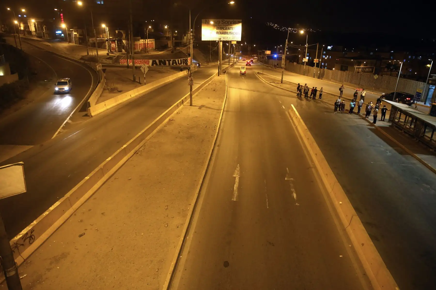 Pobladores de la Panamericana Sur Puente Alipio Ponce. acatan la Inmovilización social obligatoria desde las 20:00 hasta las 05:00 horas.
 Foto: ANDINA/Vidal Tarqui