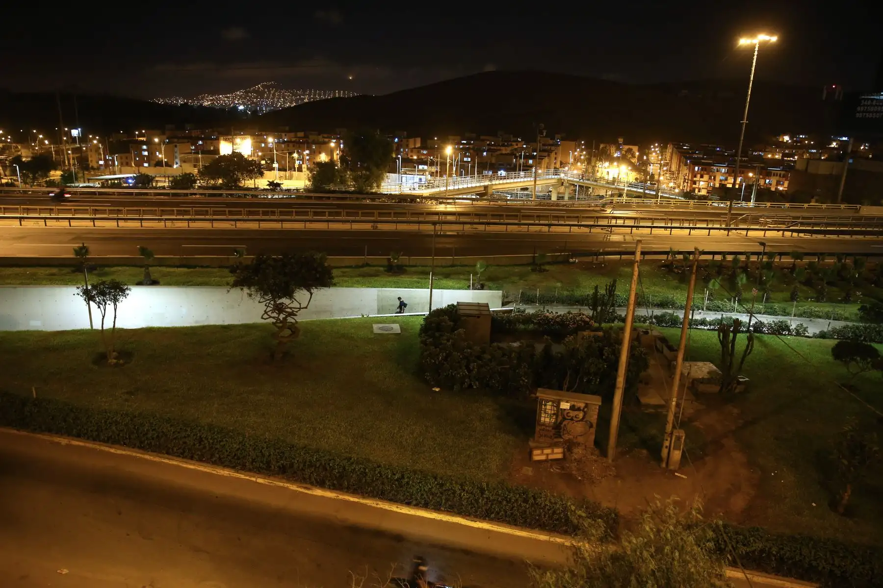 Pobladores de la Panamericana Sur Puente Alipio Ponce. acatan la Inmovilización social obligatoria desde las 20:00 hasta las 05:00 horas.
 Foto: ANDINA/Vidal Tarqui