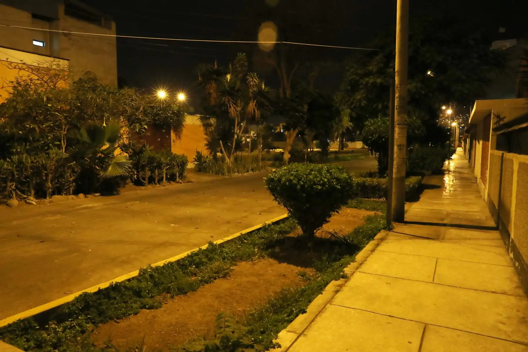 Pobladores de Chorrillos acatan la Inmovilización social obligatoria desde las 20:00 hasta las 05:00 horas. 
Foto: ANDINA/Melina Mejía