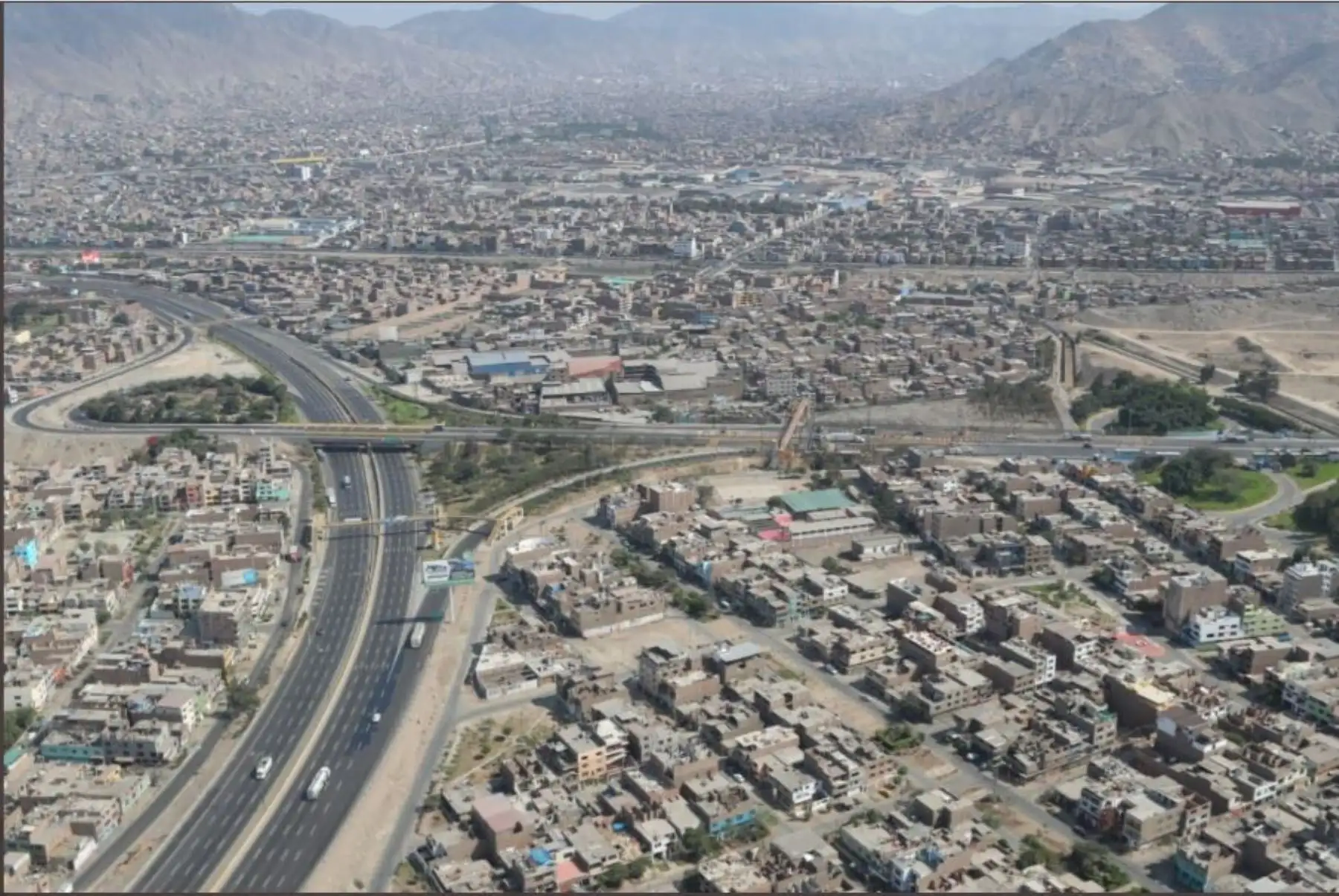 Sobrevuelo por la ciudad muestra reducción de vehículos en la ciudad, en el cuarto día de emergencia nacional.