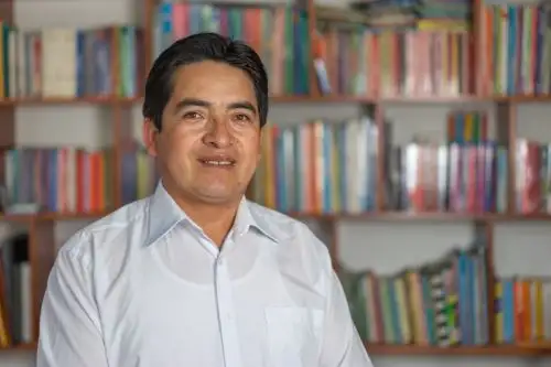El profesor cajamarquino Santos Guevara figura entre los 50 finalistas del prestigioso premio internacional Global Teacher Prize, considerado el "Nobel de Educación".