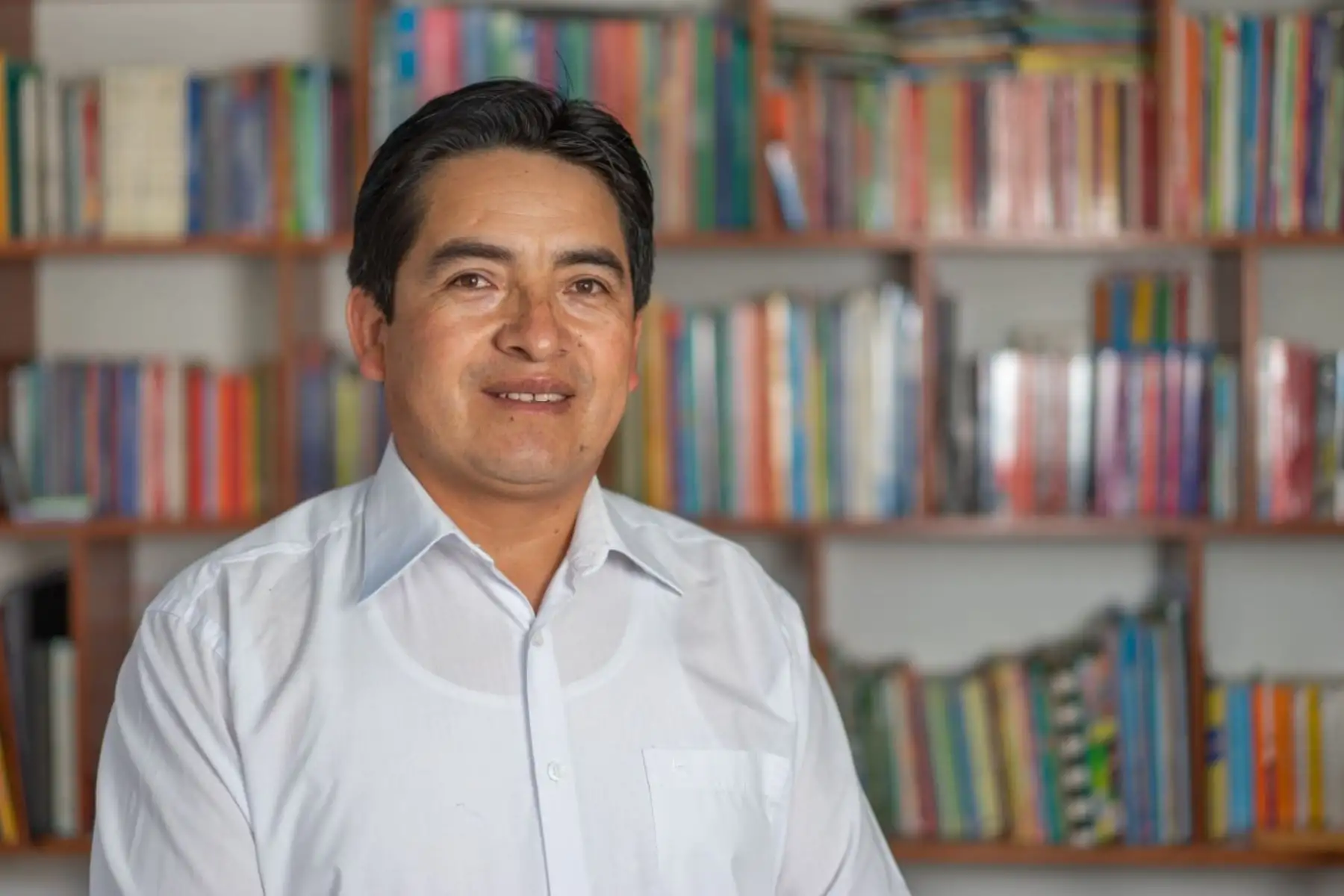 El profesor cajamarquino Santos Guevara figura entre los 50 finalistas del prestigioso premio internacional Global Teacher Prize, considerado el "Nobel de Educación".