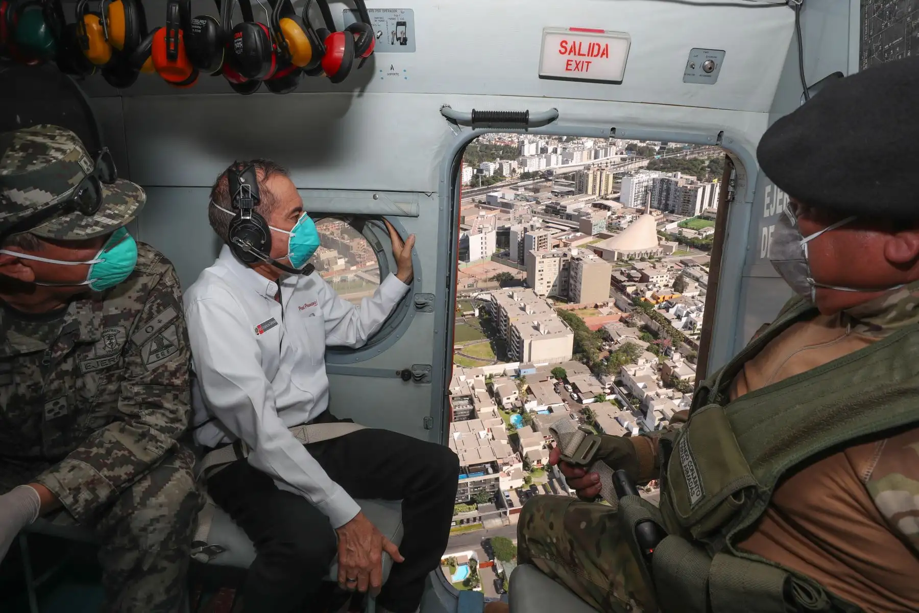 Ministro de Defensa, Walter Martos sobrevoló Lima por cuarto día consecutivo para verificar el aislamiento social obligatorio.  Foto: ANDINA/MINDEF