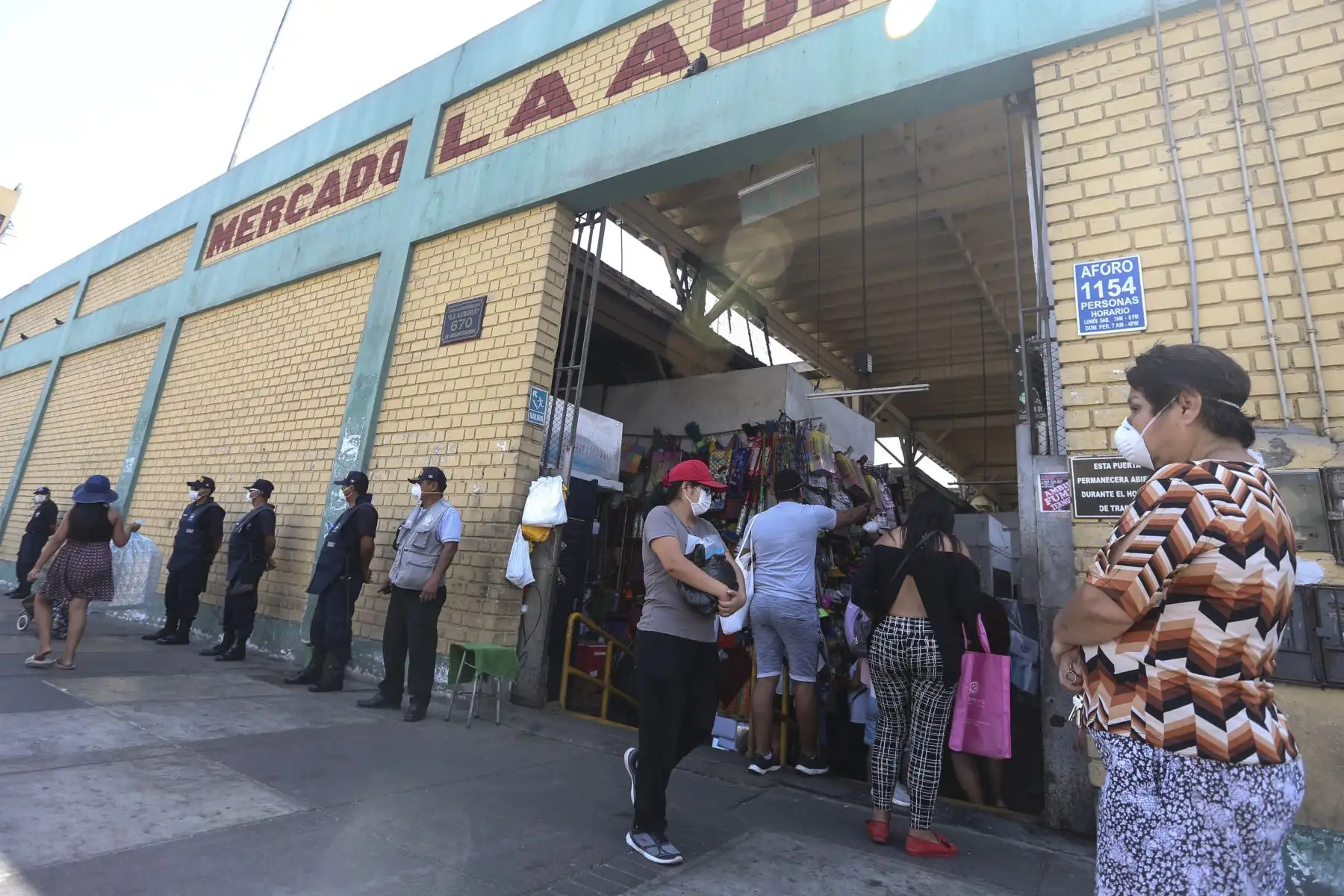 Las boticas, mercados y supermercados funcionan con normalidad y se encuentran abastecidos de productos. Foto: ANDINA/Jhonel Rodríguez Robles