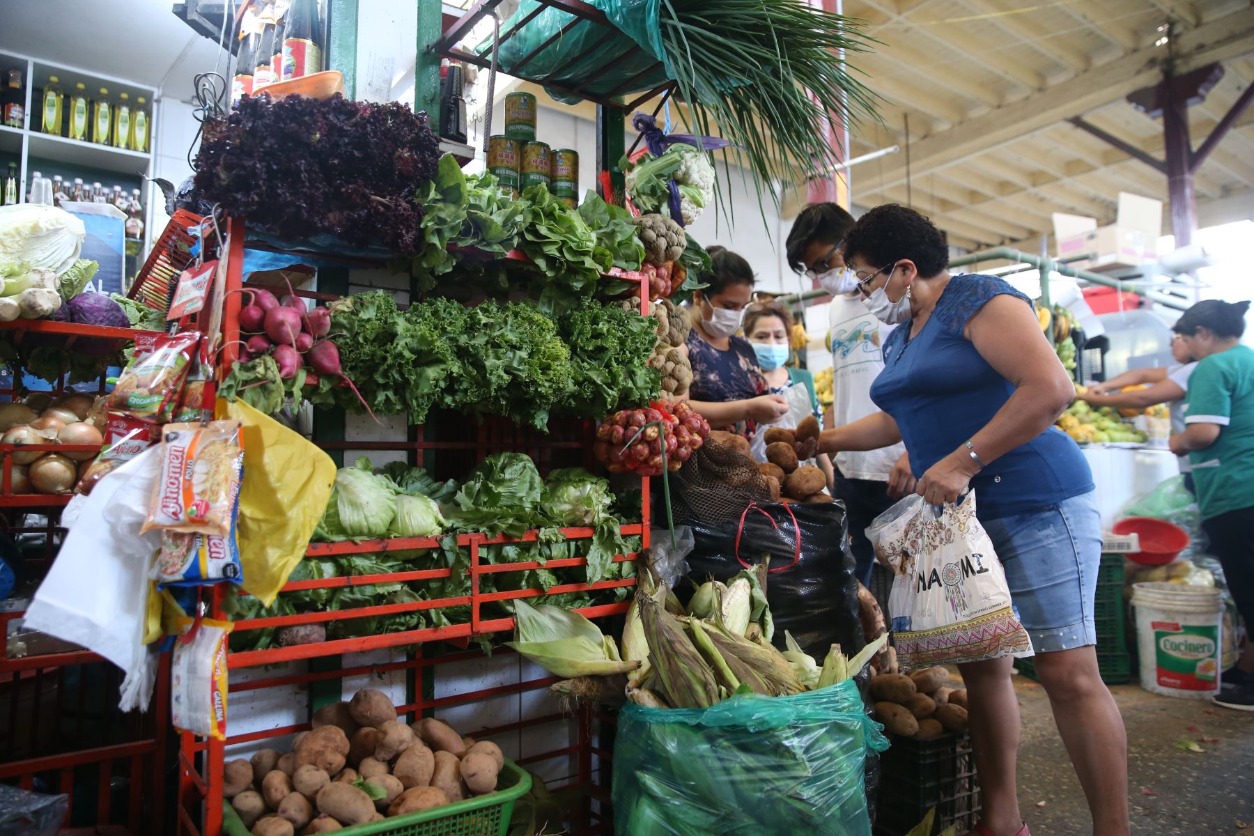 Boticas, mercados y supermercados funcionan con normalidad y se encuentran abastecidos de productos. Foto: ANDINA/Jhonel Rodríguez Robles.