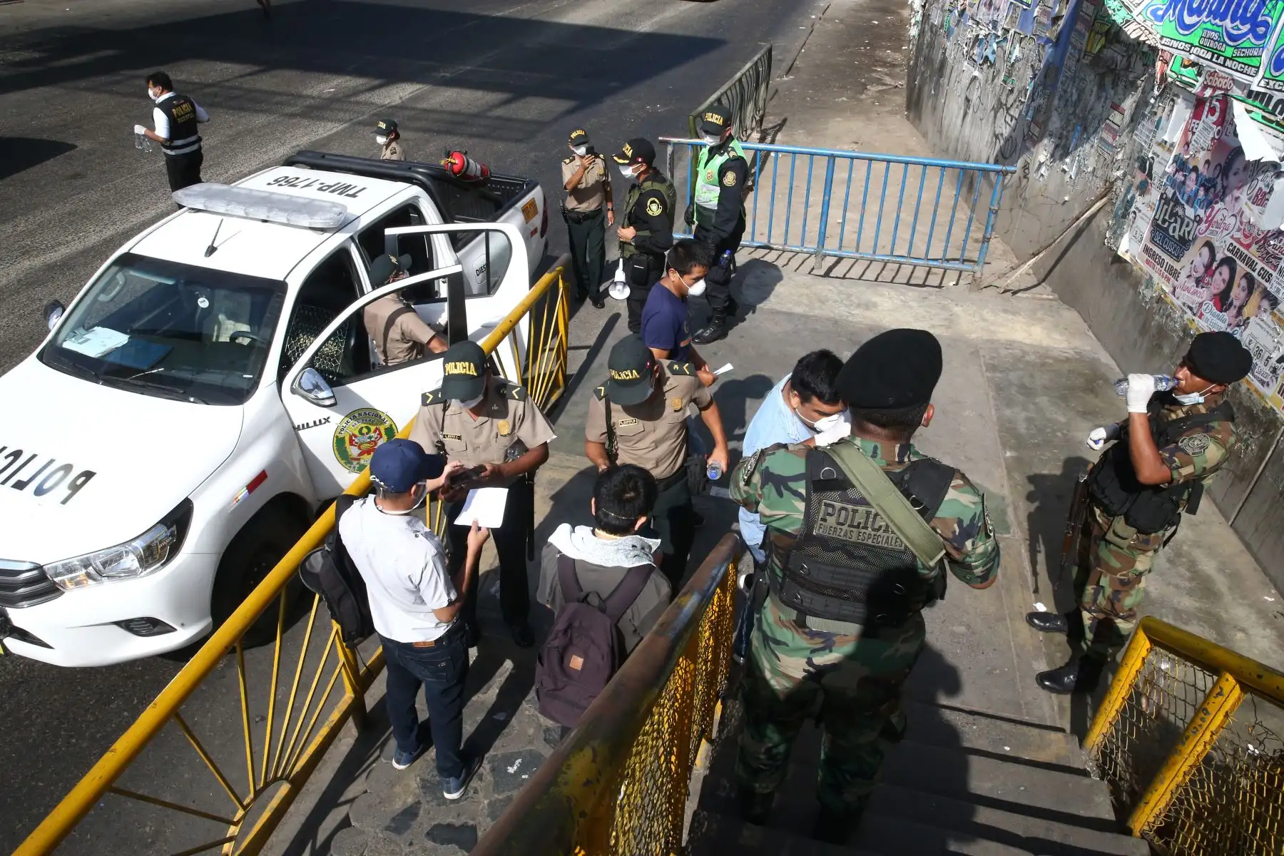 Puente Nuevo, en la vía Evitamiento, tiene poca concurrencia de transeúntes. Foto: ANDINA/Vidal Tarqui