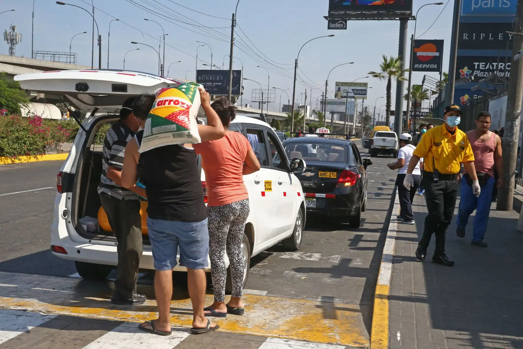 Pocos vehículos transitan por los alrededores de Plaza Norte en Independiencia. Foto: ANDINA/Vidal Tarqui