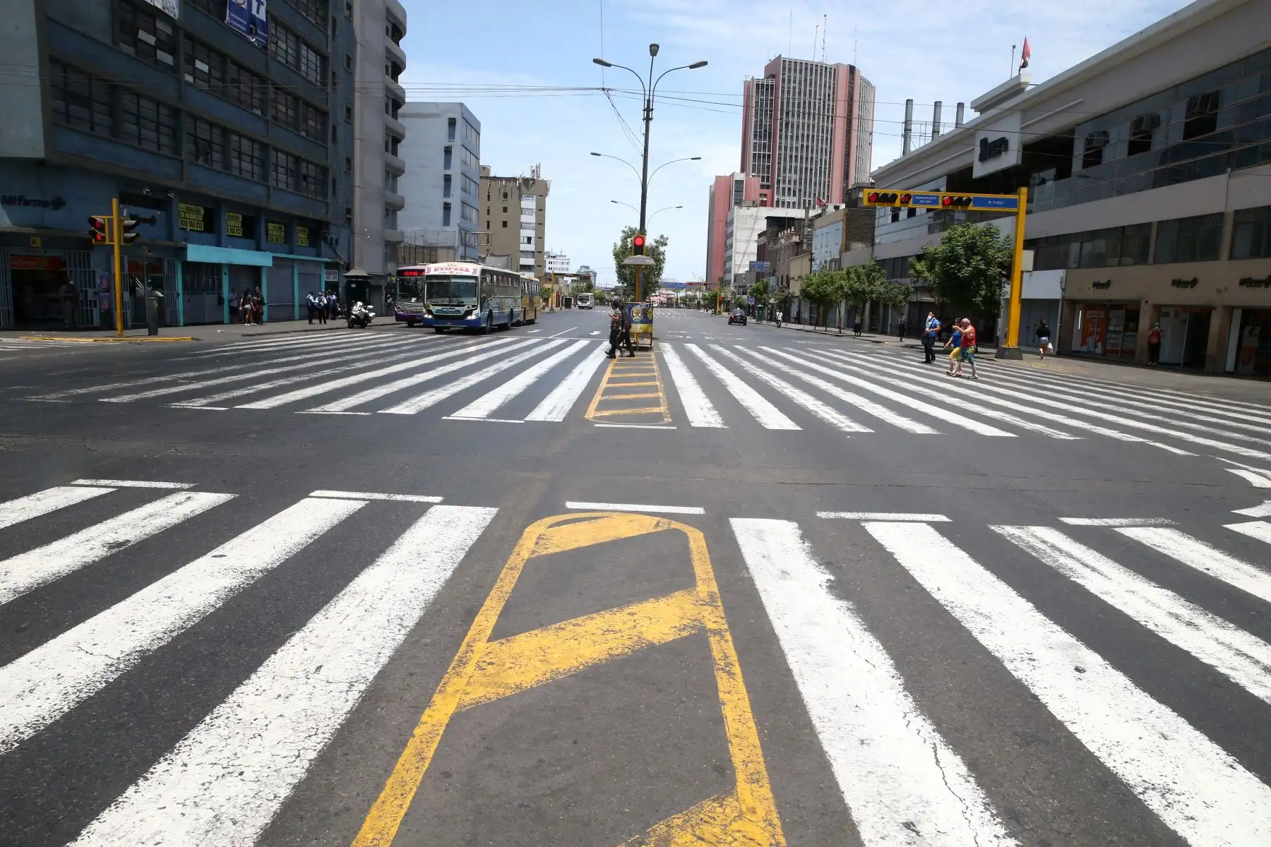 La Av. Abancay, una de las principales de la capital, luce vacía durante el cuarto dia de Estado de Emergencia. Foto: ANDINA/Vidal Tarqui