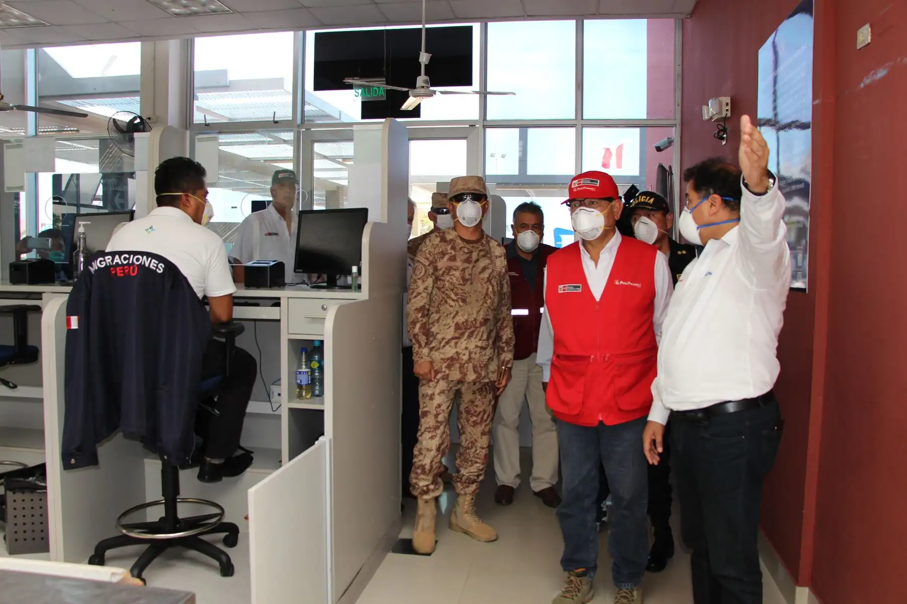 Ministro de Agricultura y Riego, Jorge Montenegro, llega a Tacna y anuncia el cierre de la frontera del sur en un ciento por ciento, a fin de impedir la diseminación de la pandemia coronavirus (covid-19).
Foto: Minagri