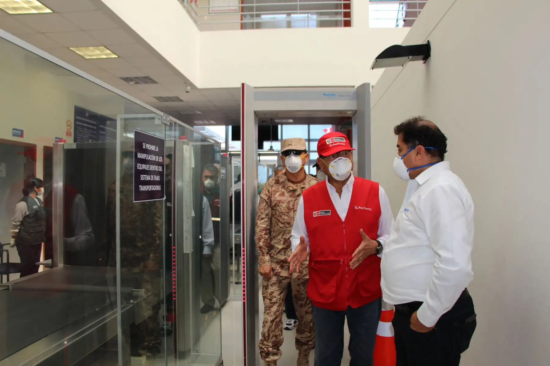 Ministro de Agricultura y Riego, Jorge Montenegro, llega a Tacna y anuncia el cierre de la frontera del sur en un ciento por ciento, a fin de impedir la diseminación de la pandemia coronavirus (covid-19).
Foto: Minagri