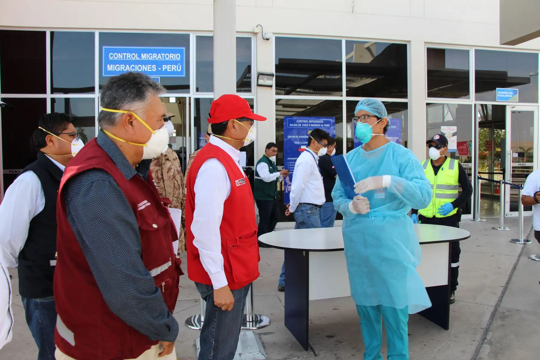 Ministro de Agricultura y Riego, Jorge Montenegro, llega a Tacna y anuncia el cierre de la frontera del sur en un ciento por ciento, a fin de impedir la diseminación de la pandemia coronavirus (covid-19).
Foto: Minagri
