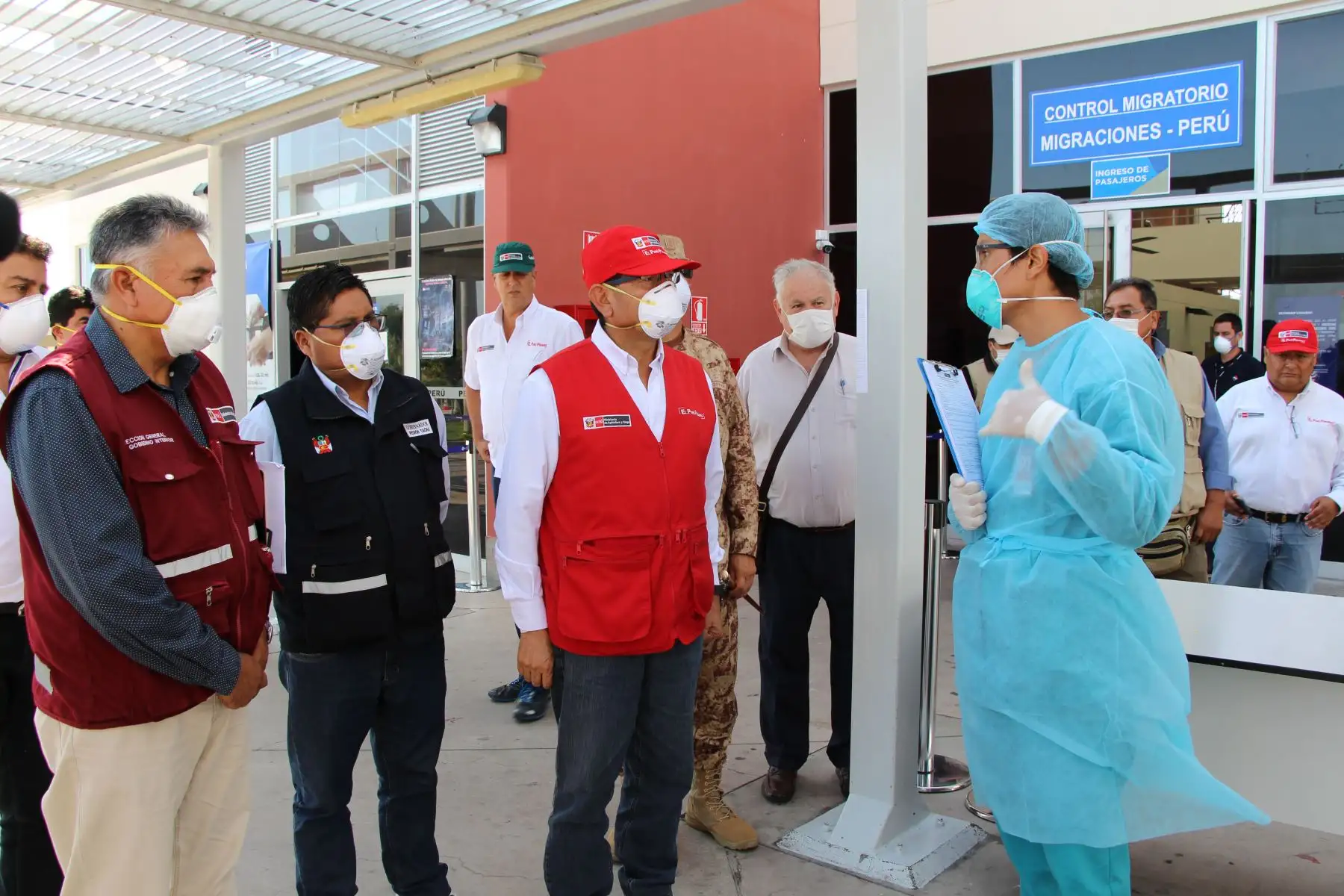 Ministro de Agricultura y Riego, Jorge Montenegro, llega a Tacna y anuncia el cierre de la frontera del sur en un ciento por ciento, a fin de impedir la diseminación de la pandemia coronavirus (covid-19).
Foto: Minagri