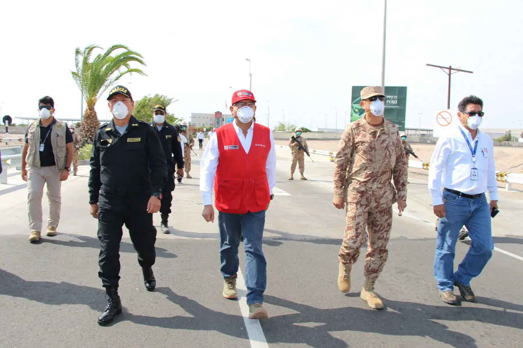 Ministro de Agricultura y Riego, Jorge Montenegro, llega a Tacna y anuncia el cierre de la frontera del sur en un ciento por ciento, a fin de impedir la diseminación de la pandemia coronavirus (covid-19).
Foto: Minagri
