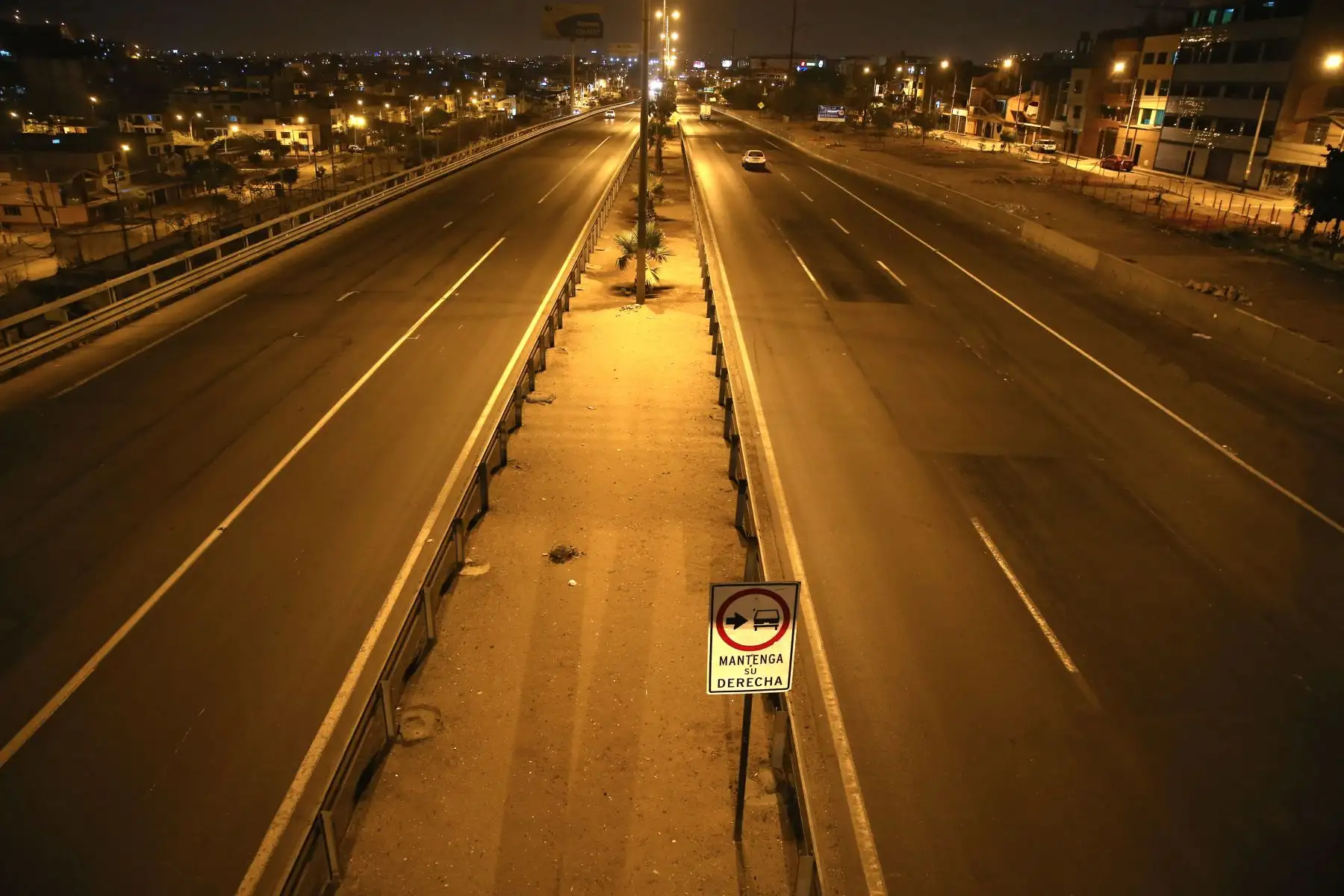 Pobladores de la Panamericana Sur , altura de Puente Alipio Ponce. acatan la Inmovilización social obligatoria desde las 20:00 hasta las 05:00 horas.
 Foto: ANDINA/Vidal Tarqui