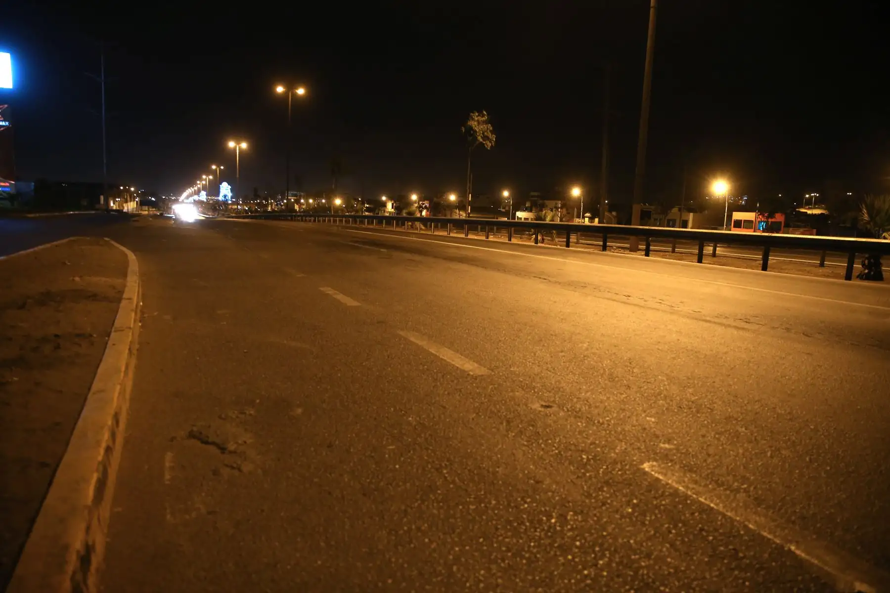 Pobladores de la Panamericana Sur , altura de Puente Alipio Ponce. acatan la Inmovilización social obligatoria desde las 20:00 hasta las 05:00 horas.
 Foto: ANDINA/Vidal Tarqui