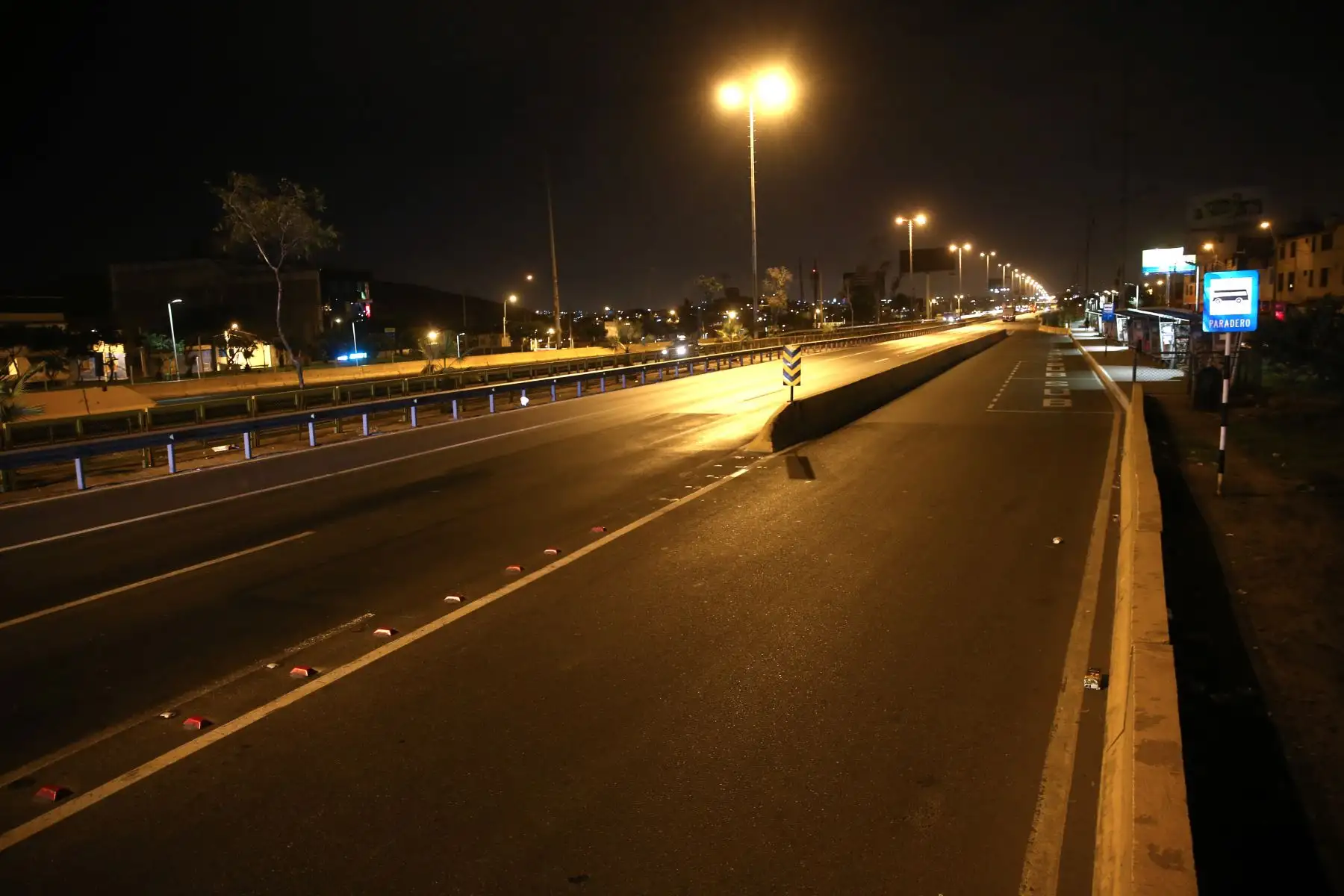 Pobladores de la Panamericana Sur , altura de Puente Alipio Ponce. acatan la Inmovilización social obligatoria desde las 20:00 hasta las 05:00 horas.
 Foto: ANDINA/Vidal Tarqui