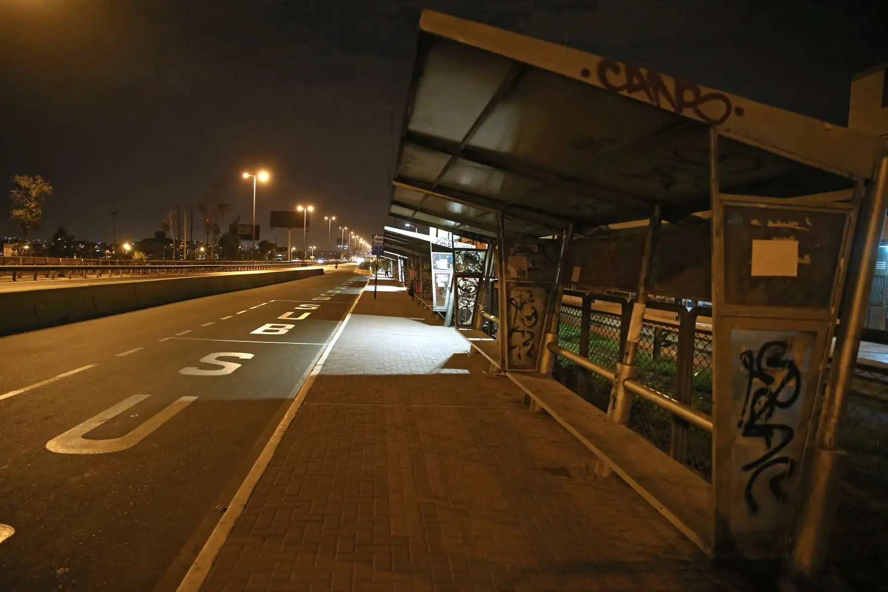 Pobladores de la Panamericana Sur , altura de Puente Alipio Ponce. acatan la Inmovilización social obligatoria desde las 20:00 hasta las 05:00 horas.
 Foto: ANDINA/Vidal Tarqui