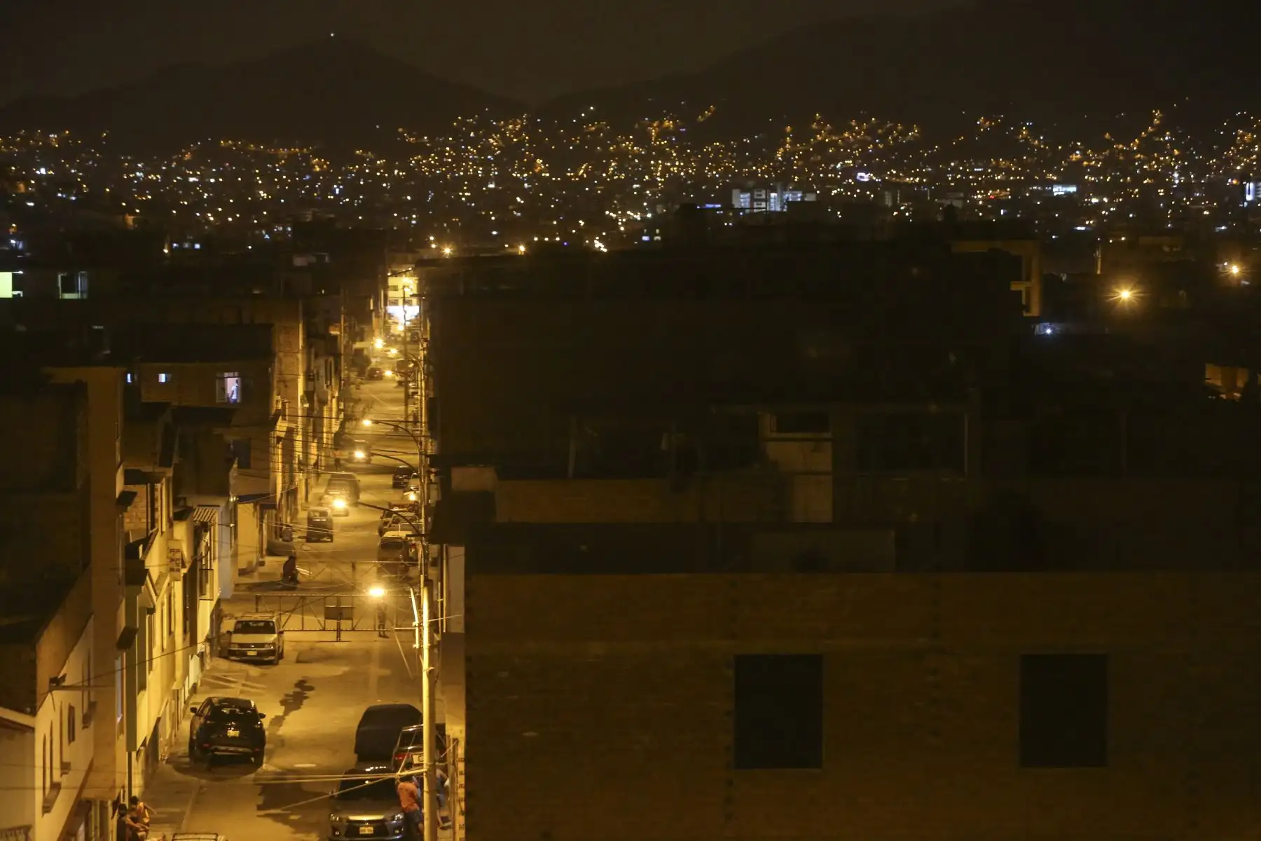 Pobladores de San Juan de Lurigancho acatan la inmovilización social obligatoria desde las 20:00 hasta las 05:00 horas. Foto: ANDINA/Jhonel Rodríguez Robles