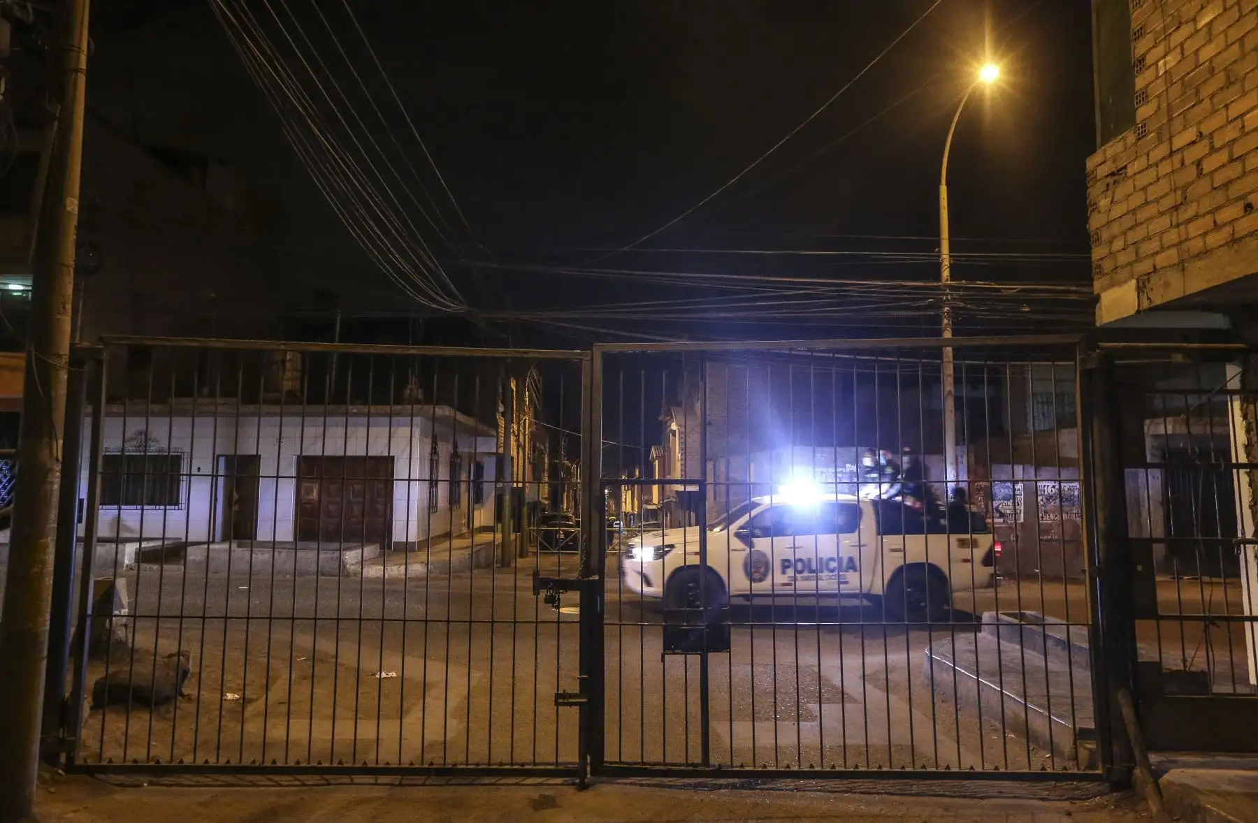 Pobladores de San Juan de Lurigancho acatan la inmovilización social obligatoria desde las 20:00 hasta las 05:00 horas. Foto: ANDINA/Jhonel Rodríguez Robles