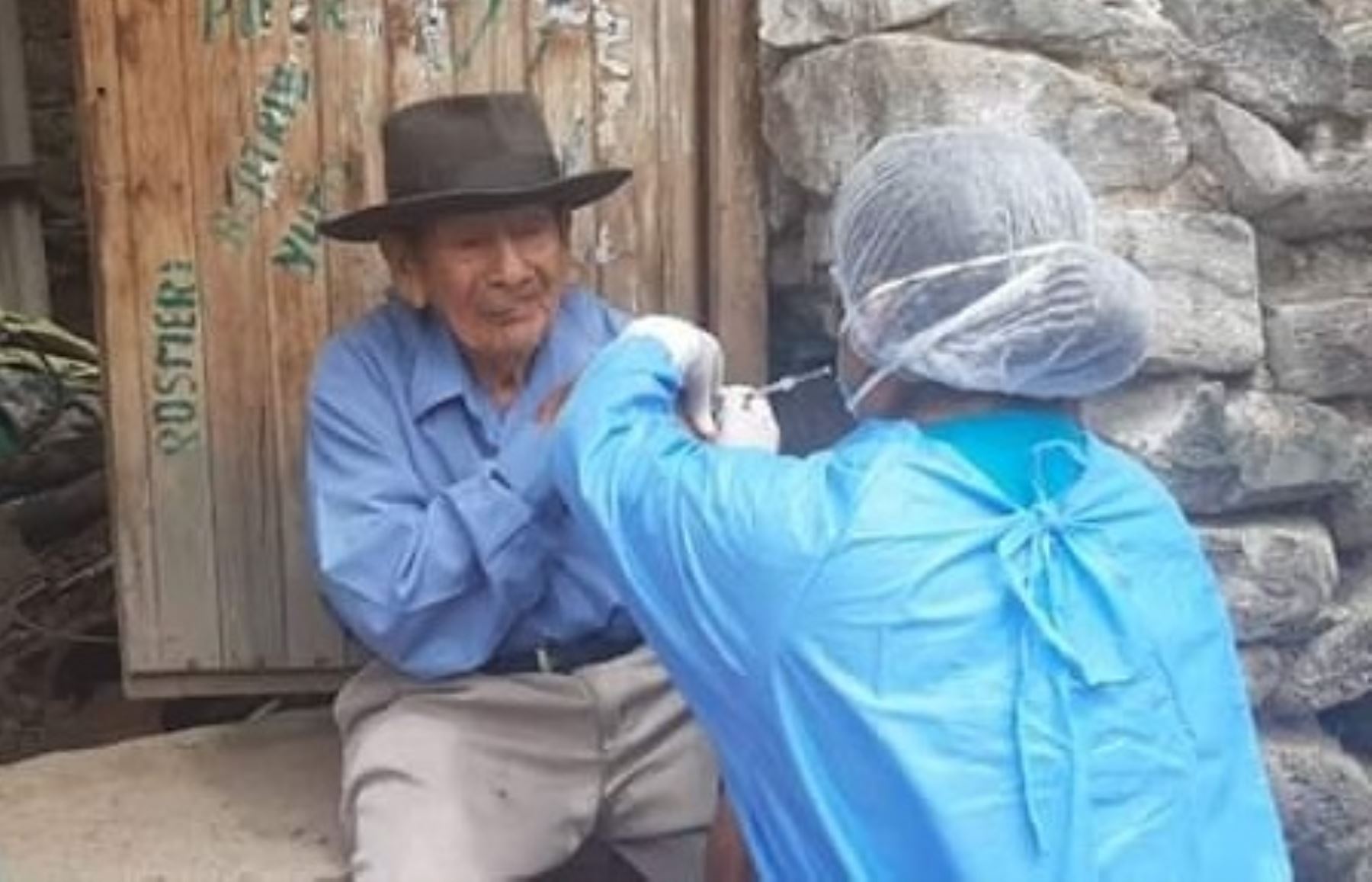 Brigadas de salud de Ayacucho inician vacunación contra el neumococo casa por casa para inmunizar a los adultos mayores. ANDINA/Difusión