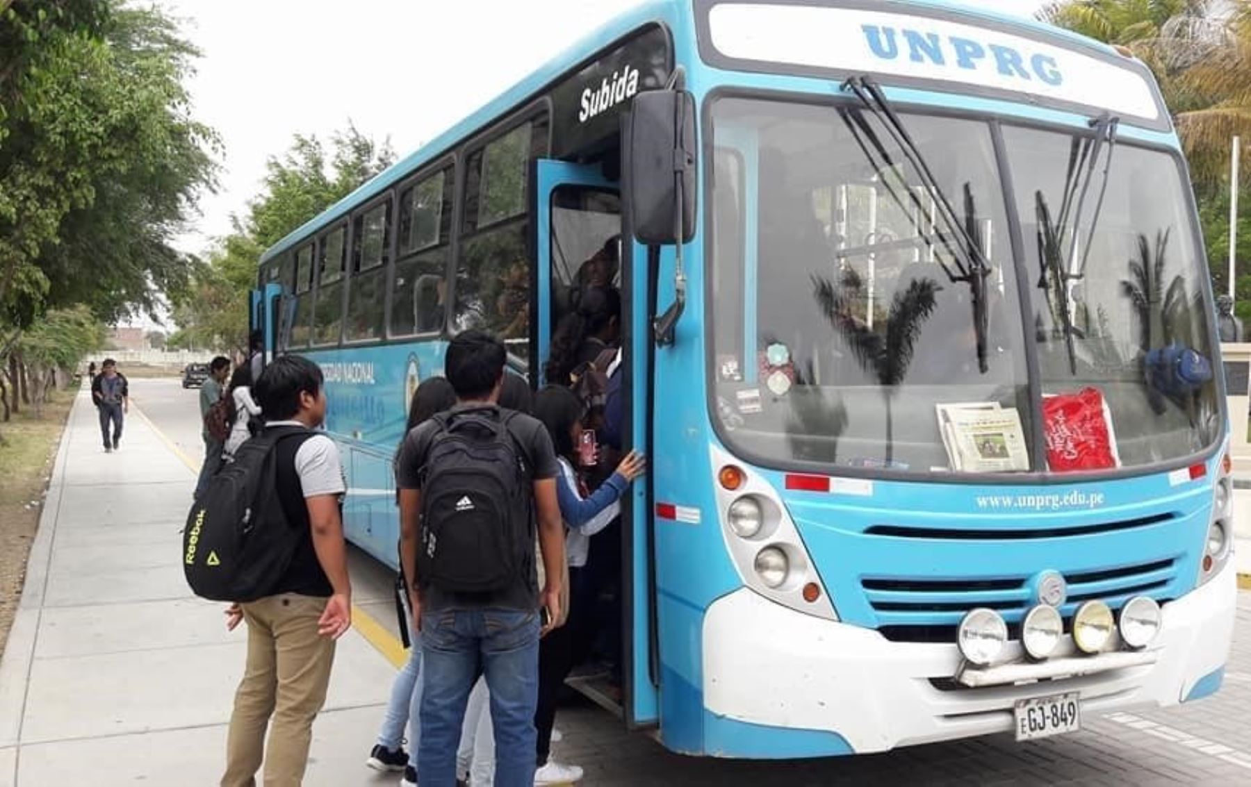 La Universidad Pedro Ruiz Gallo de Lambayeque cedió dos buses para trasladar gratuitamente al personal de salud de esa región que lucha contra la propagación del coronavirus. ANDINA/Difusión